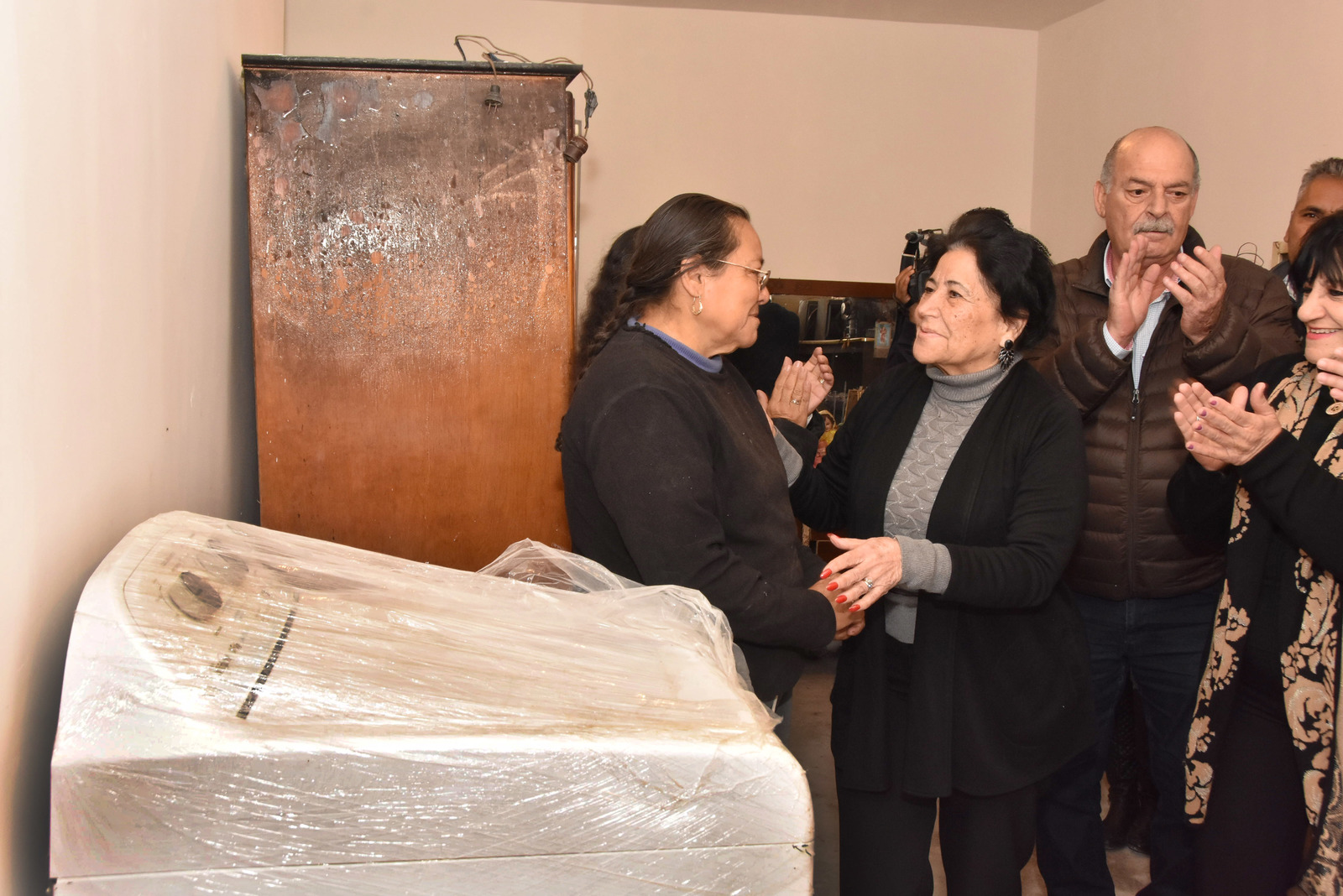 Apoyo. La presidenta del DIF, Vilma Ale de Herrera, acudió a la vivienda de la colonia Nuevo Refugio que fue rehabilitada. (CORTESÍA)