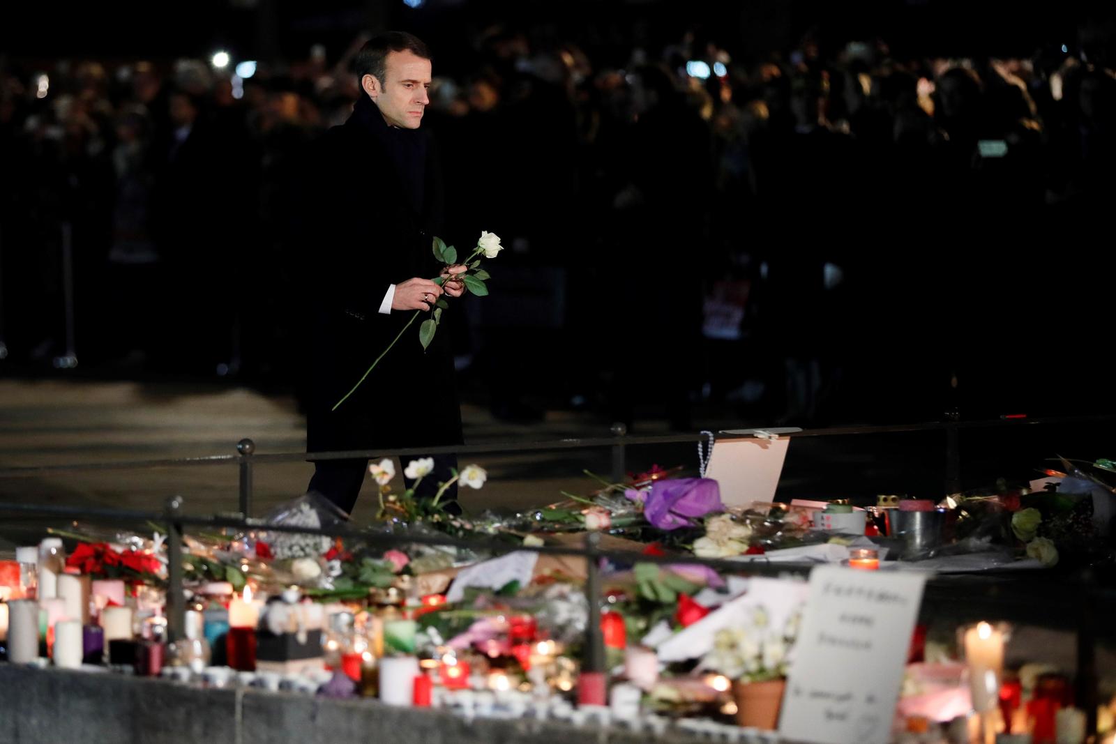 Honores. Emmanuel Macron depositó una flor en un monumento improvisado a las víctimas del ataque terrorista en Estrasburgo.