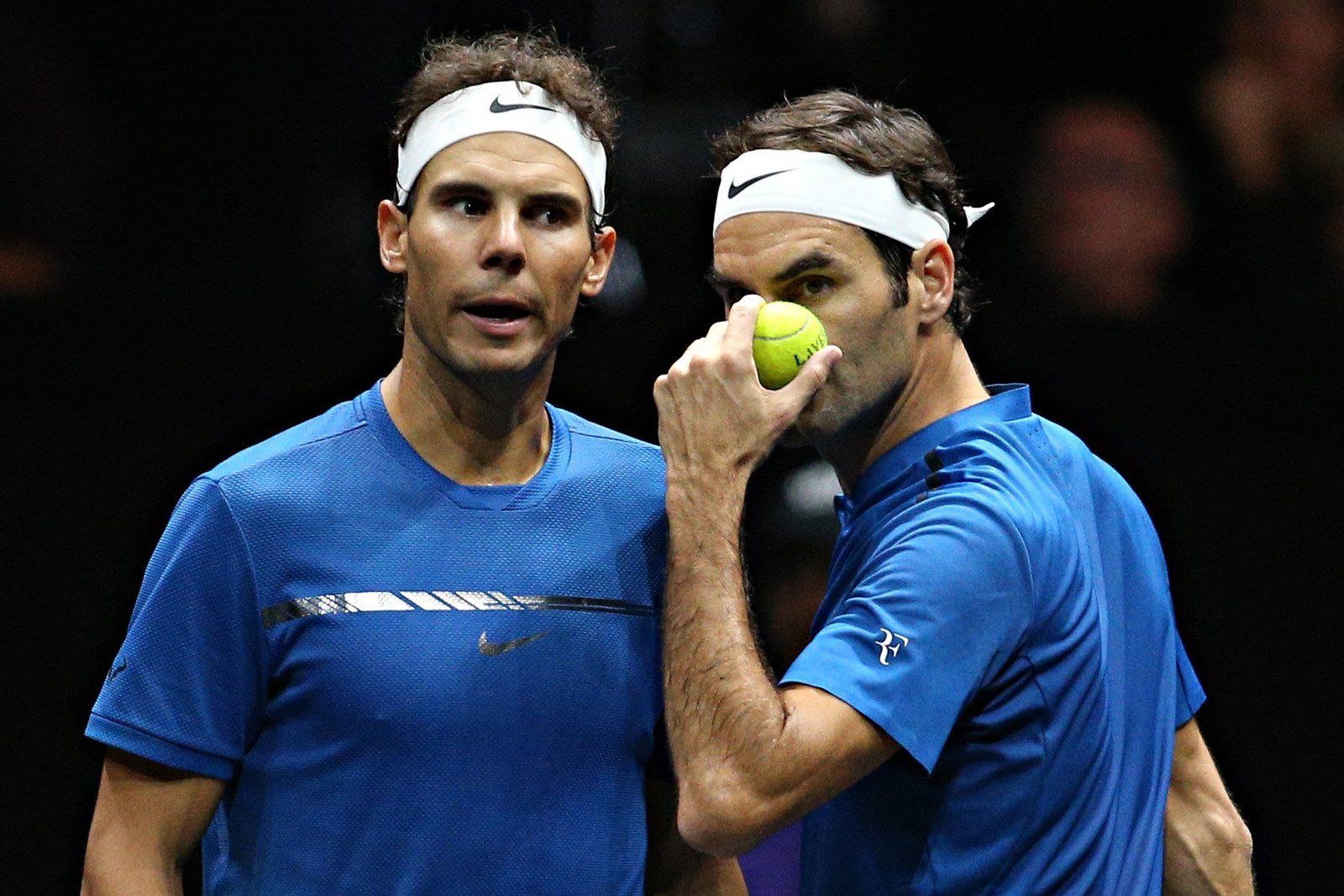 Roger Federer (d) y Rafael Nadal jugaron en la Copa Laver 2017 y fueron compañeros en un dobles.