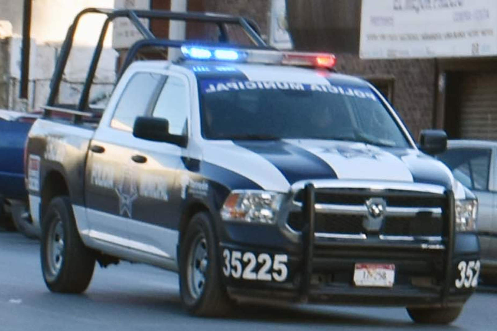 En minutos fue interceptada por elementos de la Policía Municipal en el cruce con la calle Quebec, ahí se realizaron las revisiones correspondientes, no se informó si ocurrió alguna detención. (ARCHIVO)