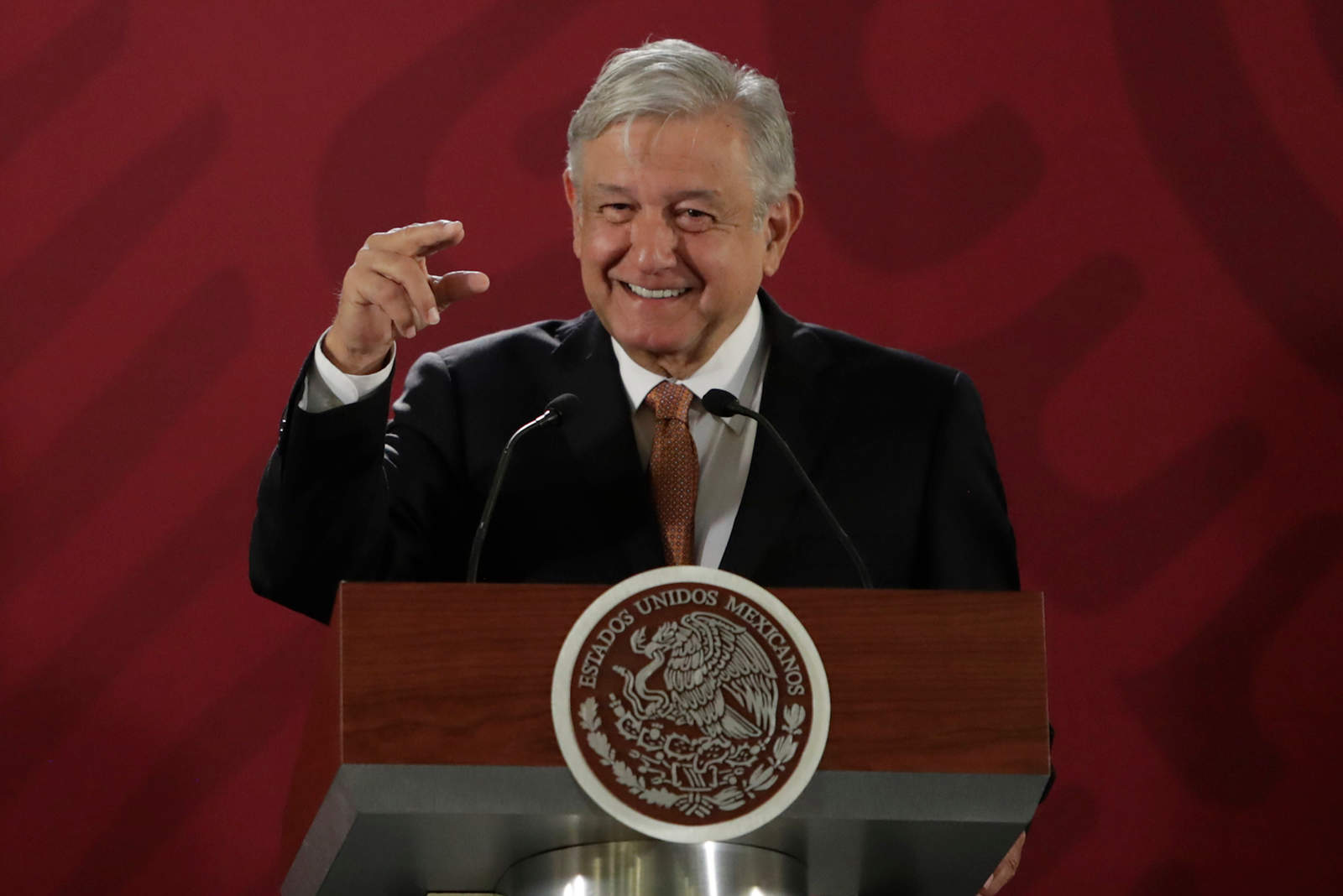 En el documento se desprende que, al mes, Andrés Manuel López Obrador, obtendrá 108 mil 656 pesos y todos sus secretarios de Estado obtendrán 108 mil 376 pesos; es decir, 280 pesos menos que el titular del Ejecutivo. (ARCHIVO)
