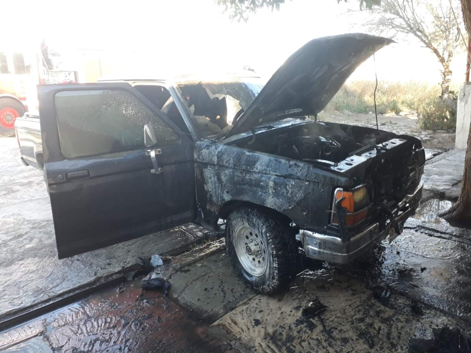 El vehículo incendiado es una camioneta Ford Ranger modelo 1990 , color negro, con placas 94WGA del estado de Coahuila. (ESPECIAL)