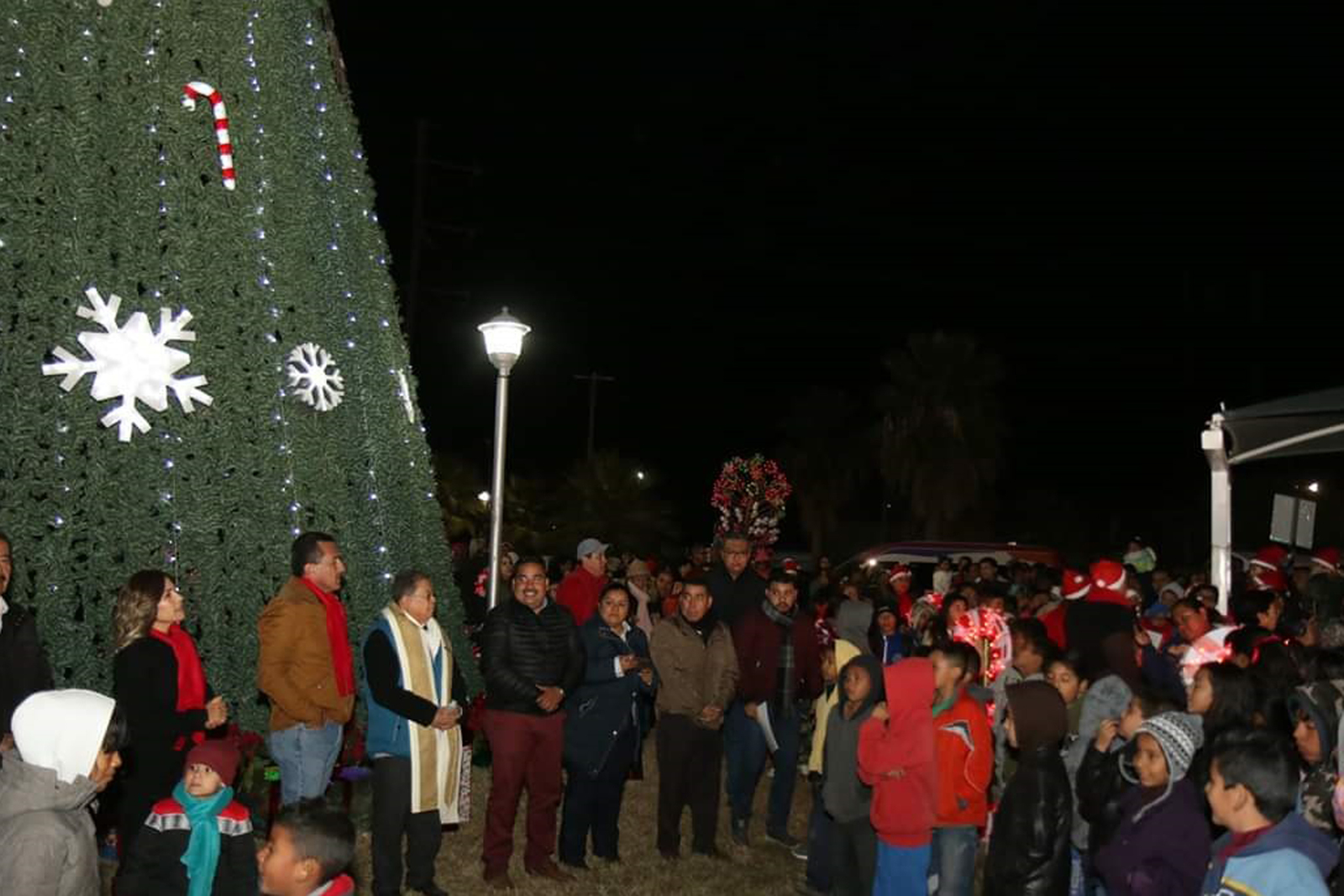 Tradición. Cientos de matamorenses acudieron al tradicional encendido del árbol de Navidad.