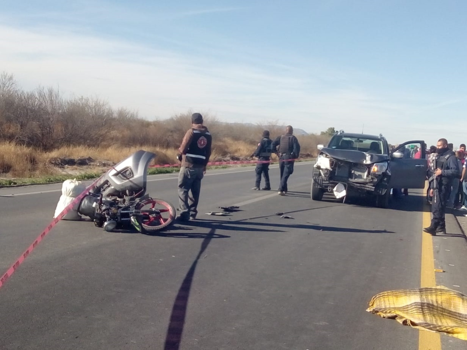 Accidente. El cuerpo sin vida del conductor de la motocicleta quedó tendido sobre la carretera Gómez Palacio-Chihuahua.