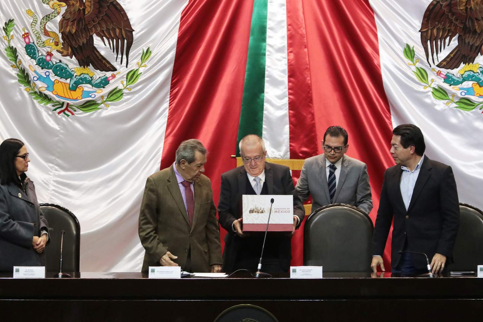 El titular de Hacienda, Carlos Urzúa, hizo entrega del Paquete Económico para 2019 en la Asamblea Legislativa de San Lázaro.