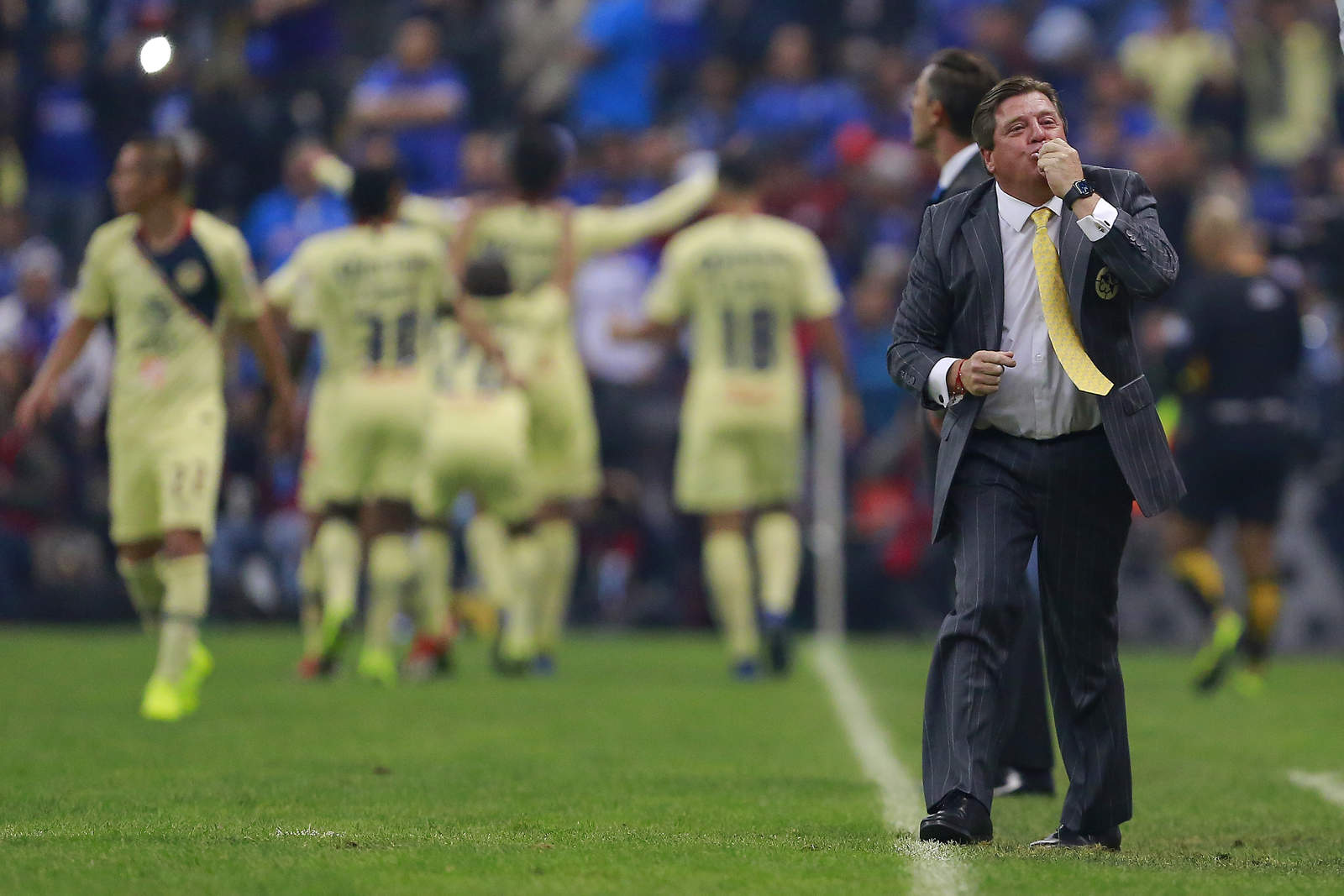 El técnico azulcrema festeja tras el primer gol de Edson Álvarez. (Jam Media)