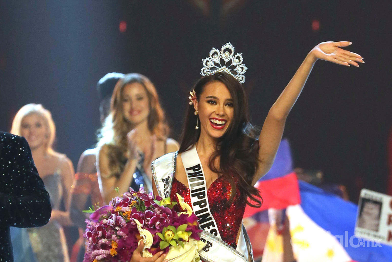 Con una amplia sonrisa, la belleza filipina obtuvo la tiara de manos de su predecesora, la sudafricana Demi-Leigh Nel-Peters, y desfiló frente a un público entregado que coreó desde el inicio de la gala su nombre.
