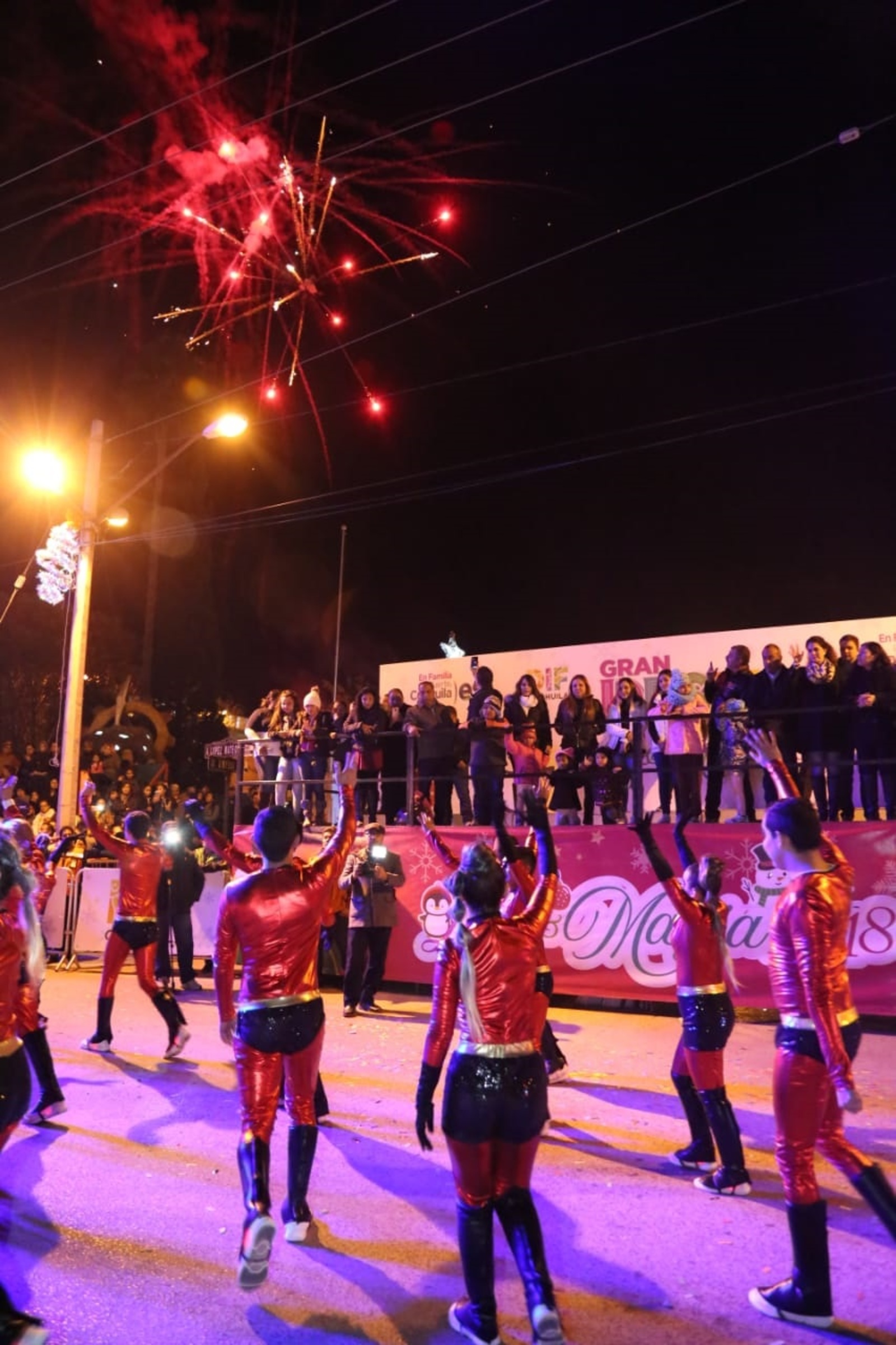 Evento. La presidenta honoraria del DIF Coahuila, Marcela Gorgón, encabezó, acompañada por miles de familias de la región Carbonífera, el desfile navideño 'Luz y Magia.
