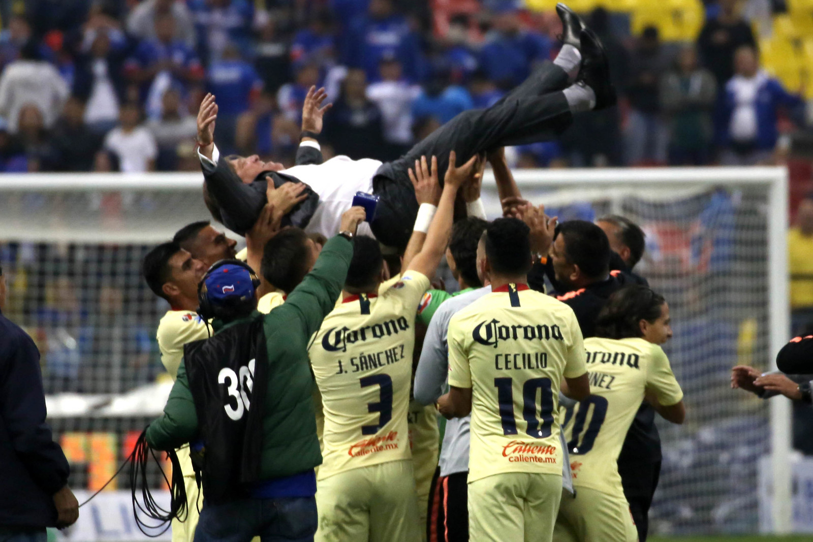 Los jugadores levantan al director técnico mexicano Miguel Herrera tras conseguir su segundo título de campeón.