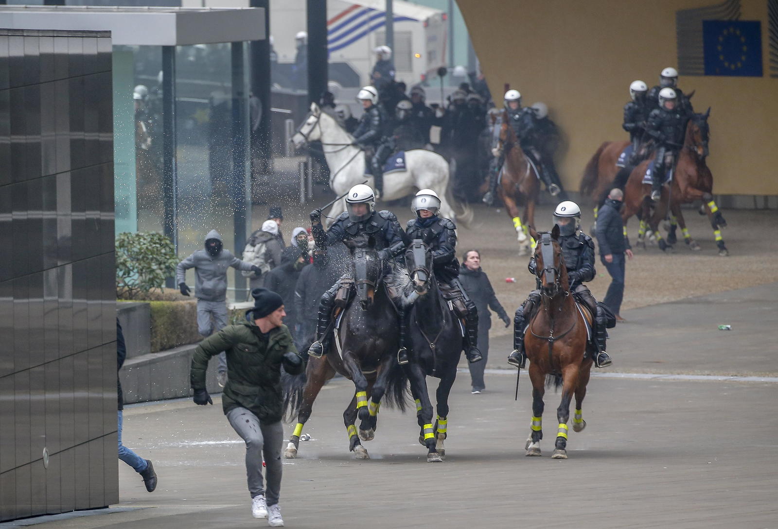 Respuesta. La policía dispersó a manifestantes que se congregaron frente a la sede de la Unión Europea. (EFE)