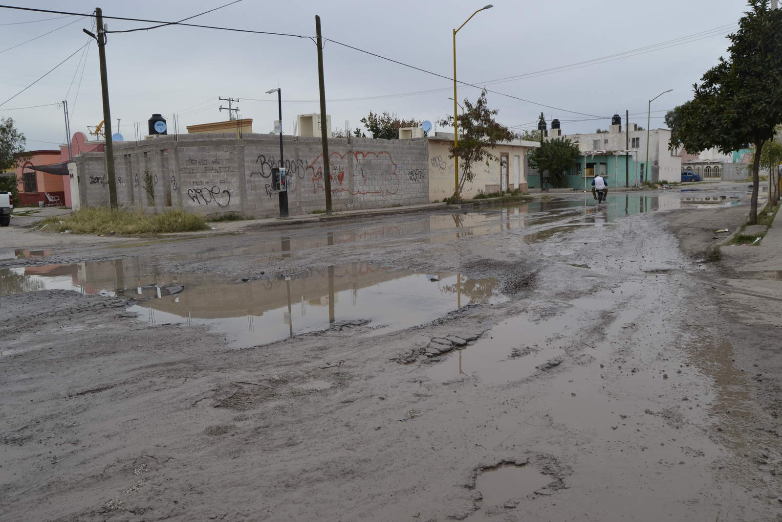La calle Fosforita, desde la Bromo, hasta la avenida Delaviña, de la colonia Joyas del Oriente, el pavimento está completamente destrozado debido a una fuga de aguas negras que brota desde hace un mes. (EDITH GONZÁLEZ)