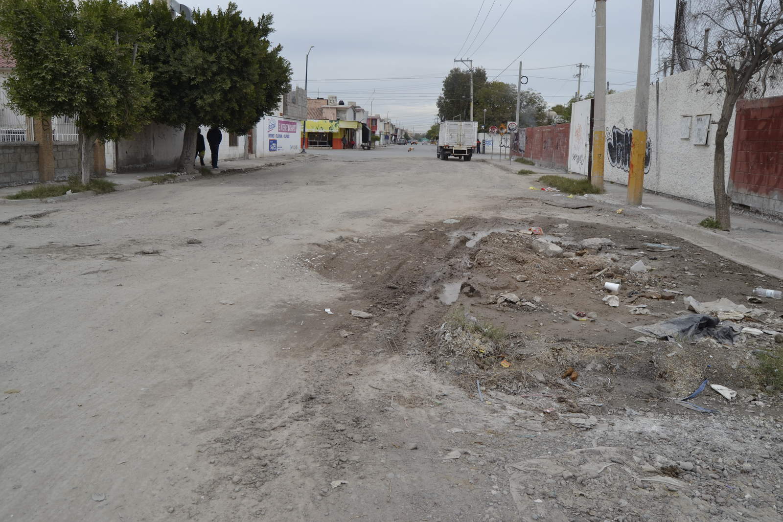 Agua 'desaparece' pavimento en avenida Metales, frente a Cerrada del Magnesio, de Residencial del Norte.  (EDITH GONZÁLEZ)