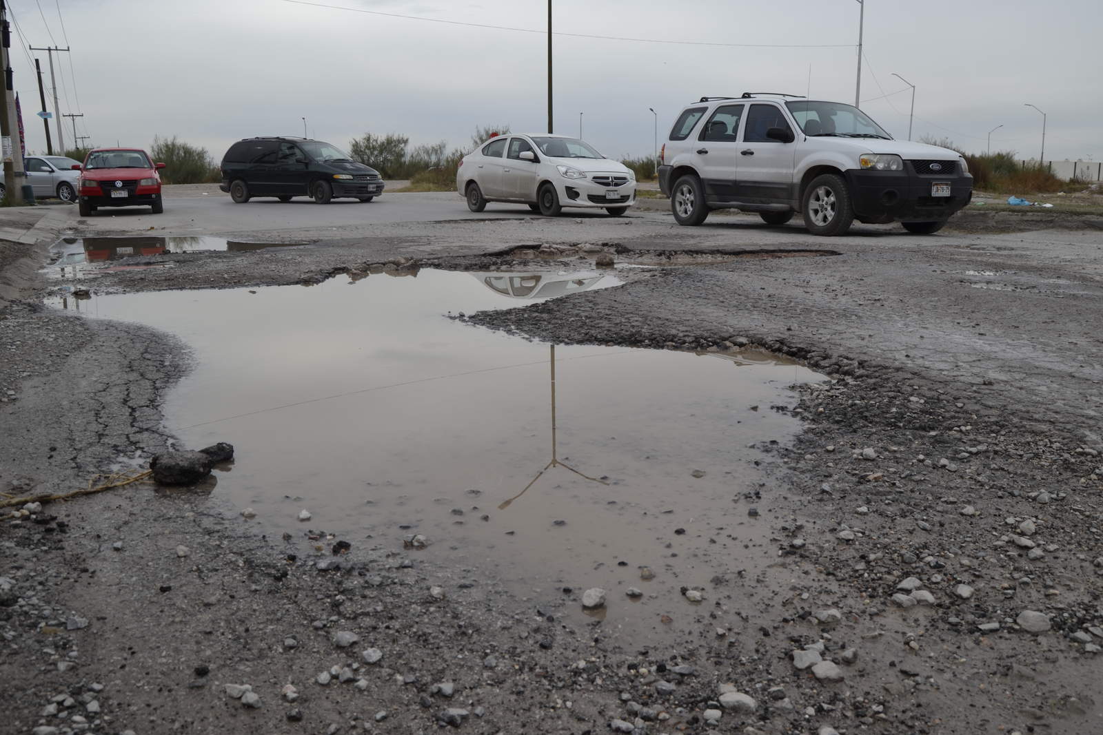 Vehículos evaden bache pronunciado en la avenida Bromo, cerca de la glorieta ubicada en el bulevar Torreón 2000. El pavimento tiene meses en estas condiciones. (EDITH GONZÁLEZ)
