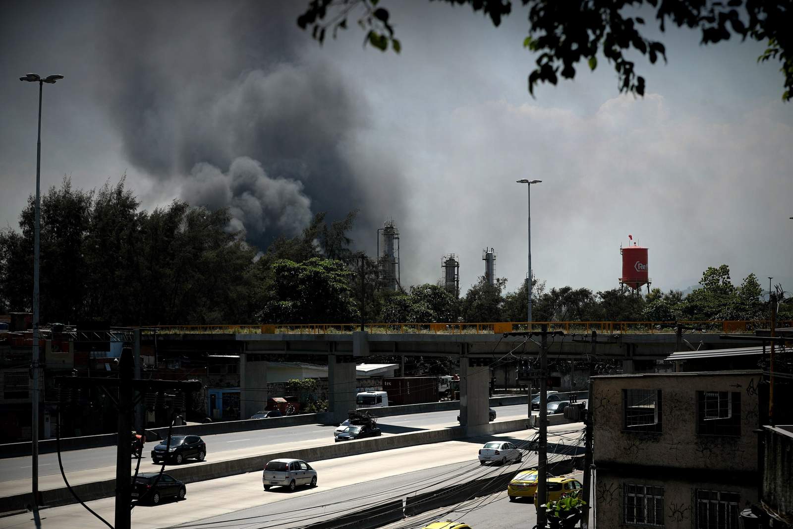 Pese a las dificultades para combatir el fuego en un área con reservas de combustibles, los bomberos informaron que hasta ahora no han recibido informaciones sobre posibles víctimas. (EFE)