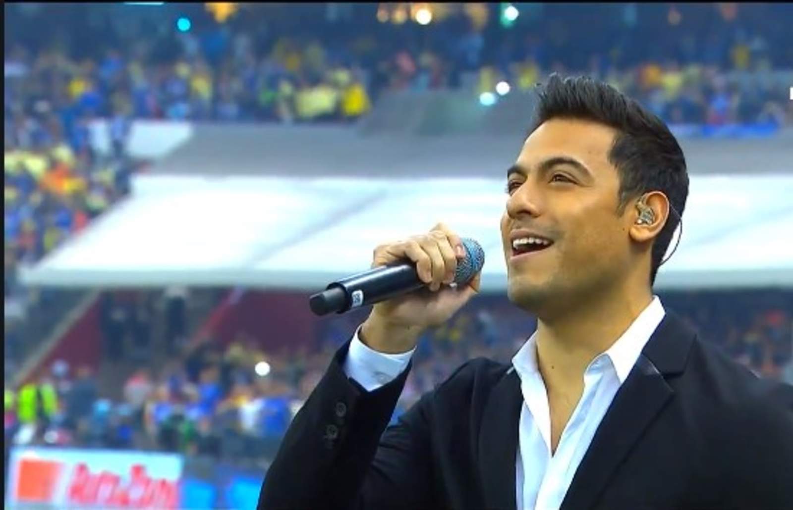 Carlos Rivera fue criticado en redes sociales por usar presuntamente playback del Himno Nacional durante la final del futbol mexicano. (ESPECIAL)
