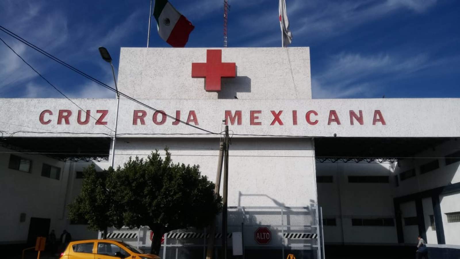 El afectado fue trasladado a bordo de una ambulancia al hospital de la Cruz Roja para su atención. (ARCHIVO) 