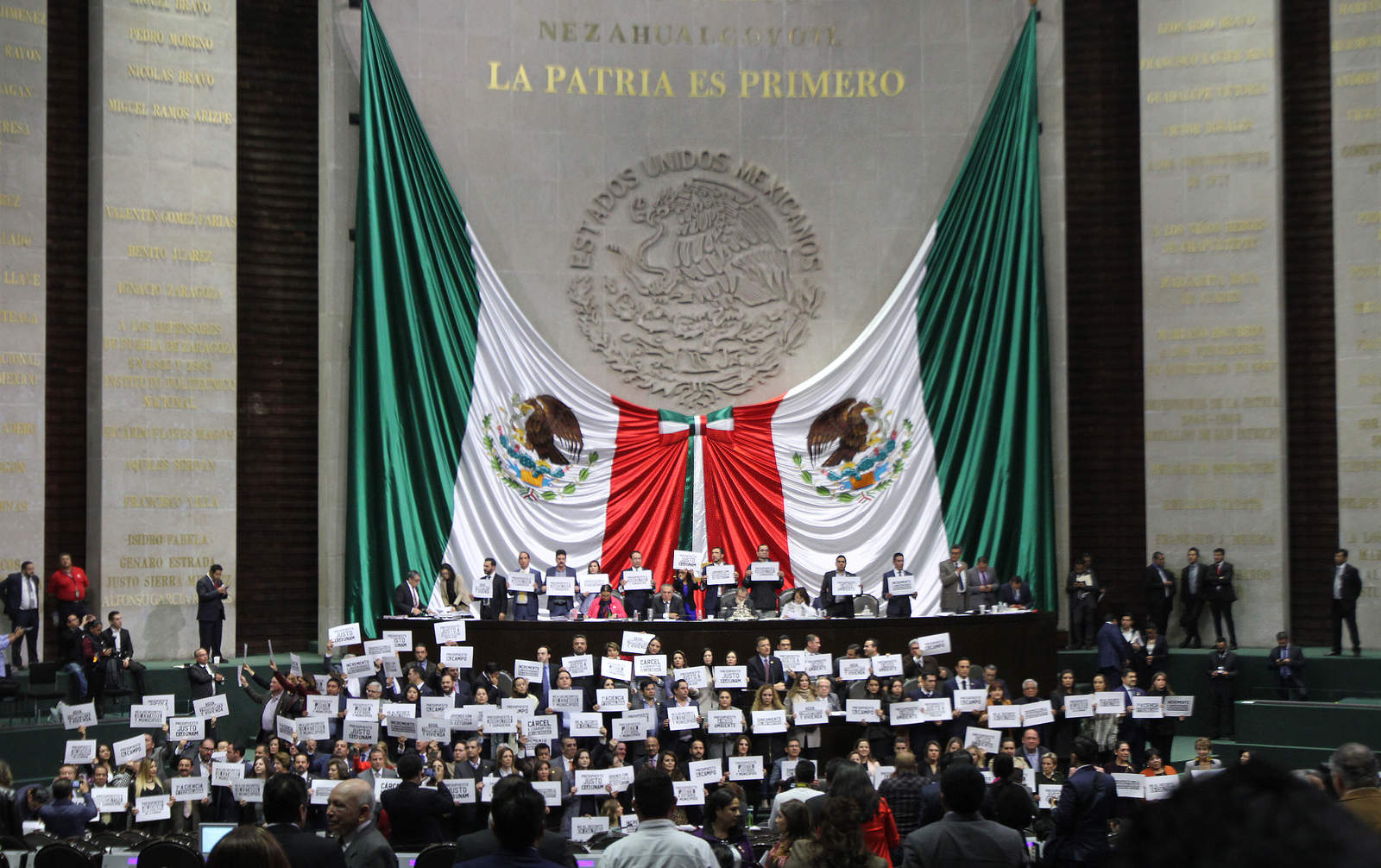 Diputados de manifiestan durante la comparecencia del secretario de Hacienda, Carlos Urzúa Macías. (NOTIMEX) 