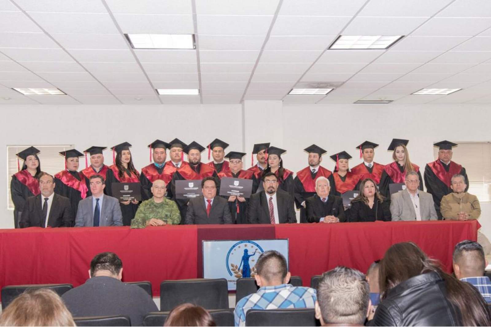 En total fueron 19 los graduados, entre hombres y mujeres, los cuales ya pertenecían a la Fiscalía ahora obtuvieron su especialización. (EL SIGLO DE TORREÓN)