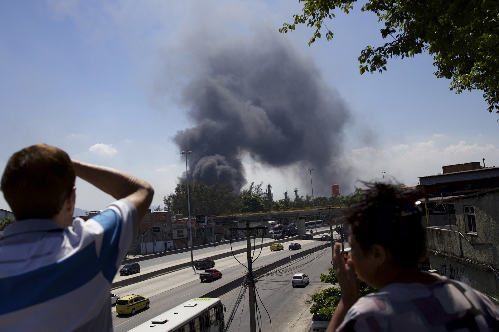 Caos. Un camión cisterna explotó ayer en una refinería de petróleo cerca de Río de Janeiro y desató un incendio. (AP)