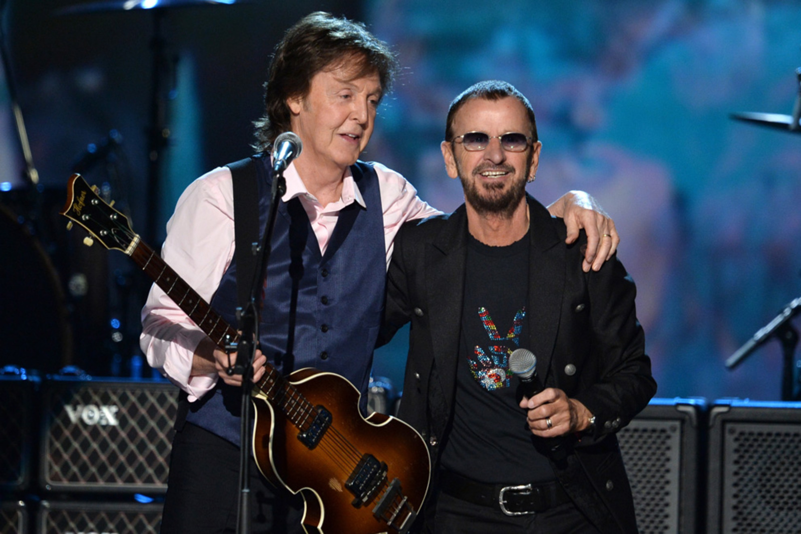 Juntos. Paul McCartney y Ringo Starr interpretaron juntos el tema 'Get Back', un clásico de The Beatles. (ESPECIAL)