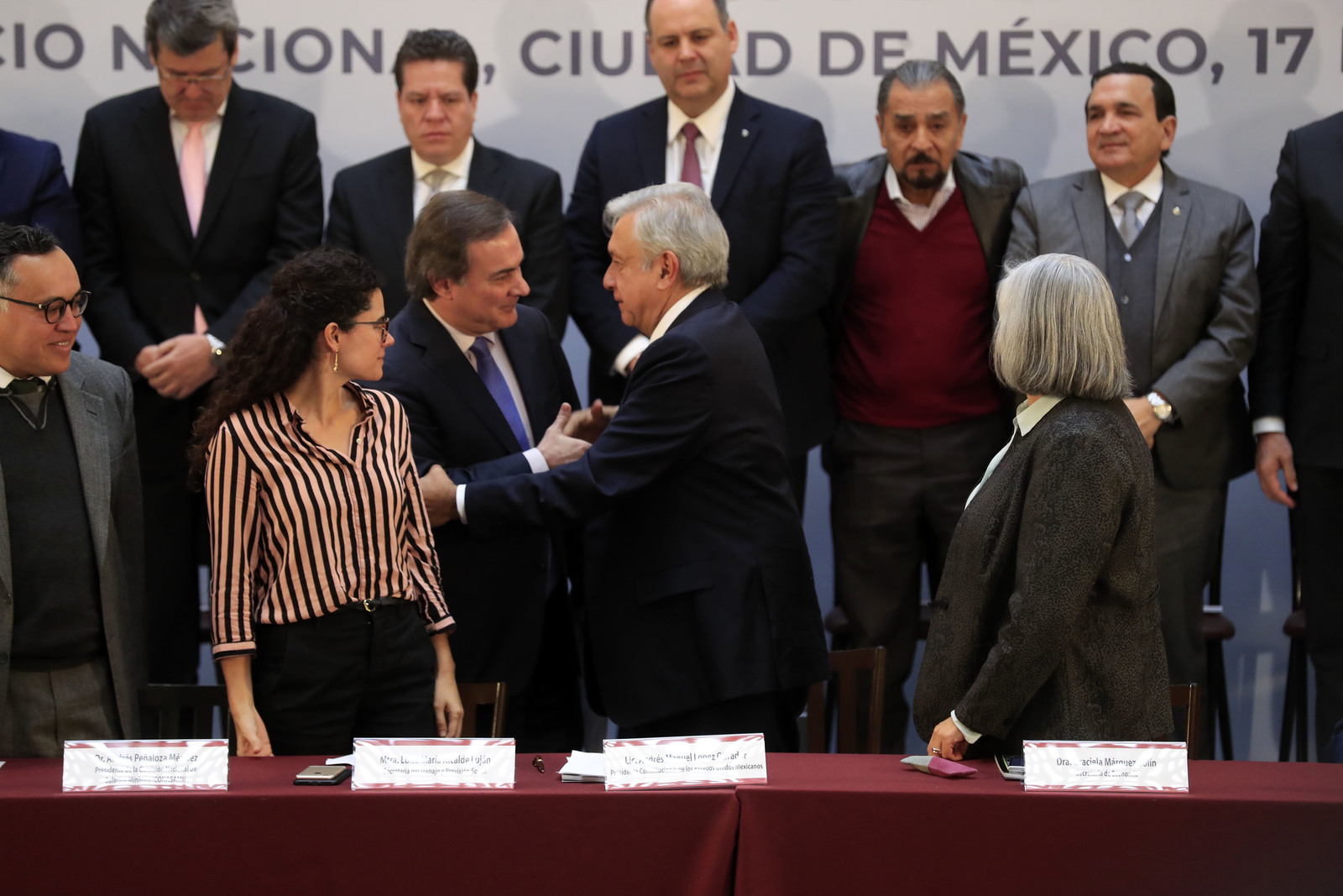 Presentación. El presidente Andrés Manuel López Obrador y el dirigente del Consejo Coordinador Empresarial, Juan Pablo Castañón, durante la presentación de la 'nueva política de salarios mínimo'. (EFE)