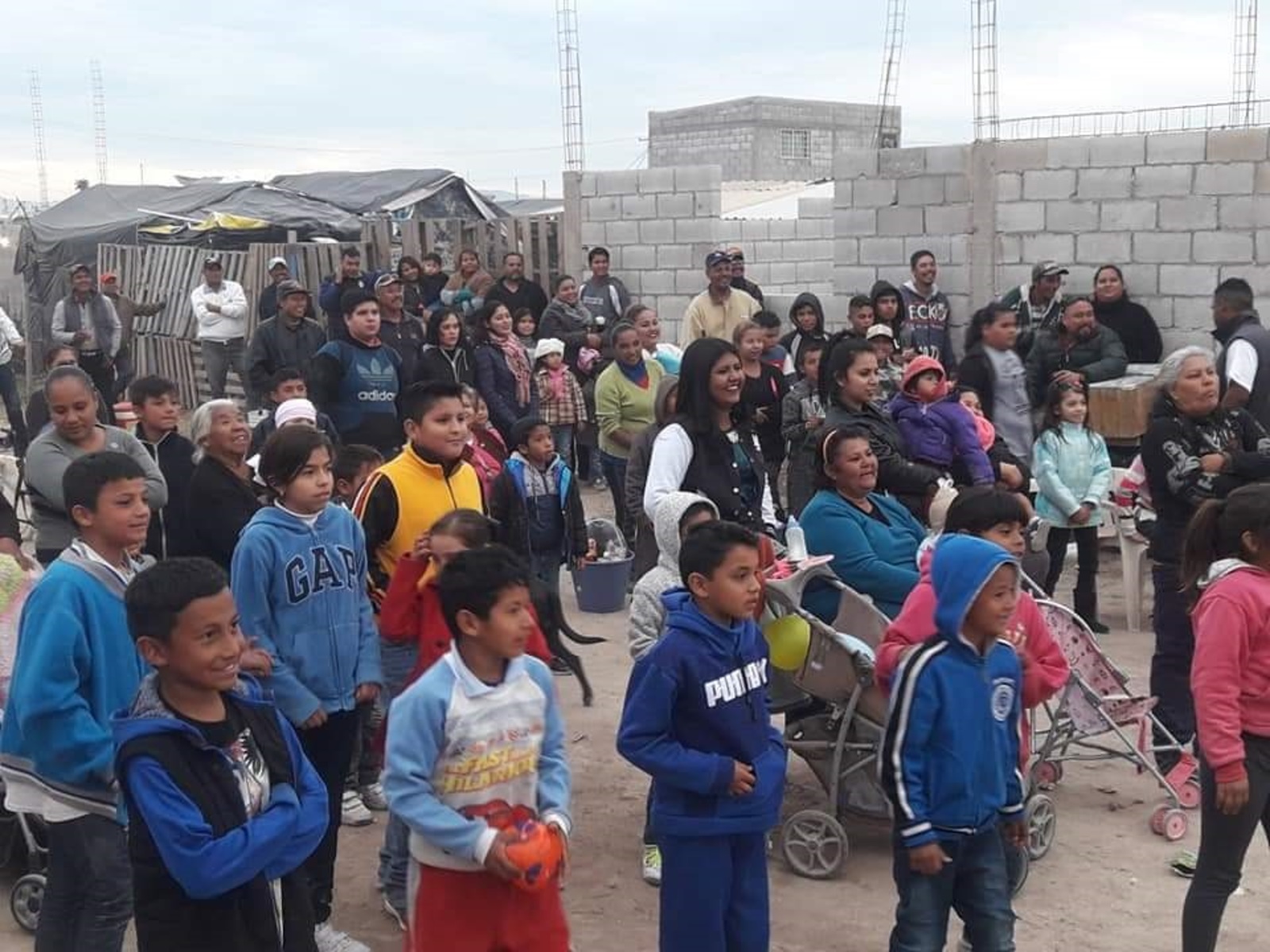 Celebran. Realizan en colonias del Sur de Torreón celebraciones navideñas de parte del Movimiento Antorchista. (ROBERTO ITURRIAGA)