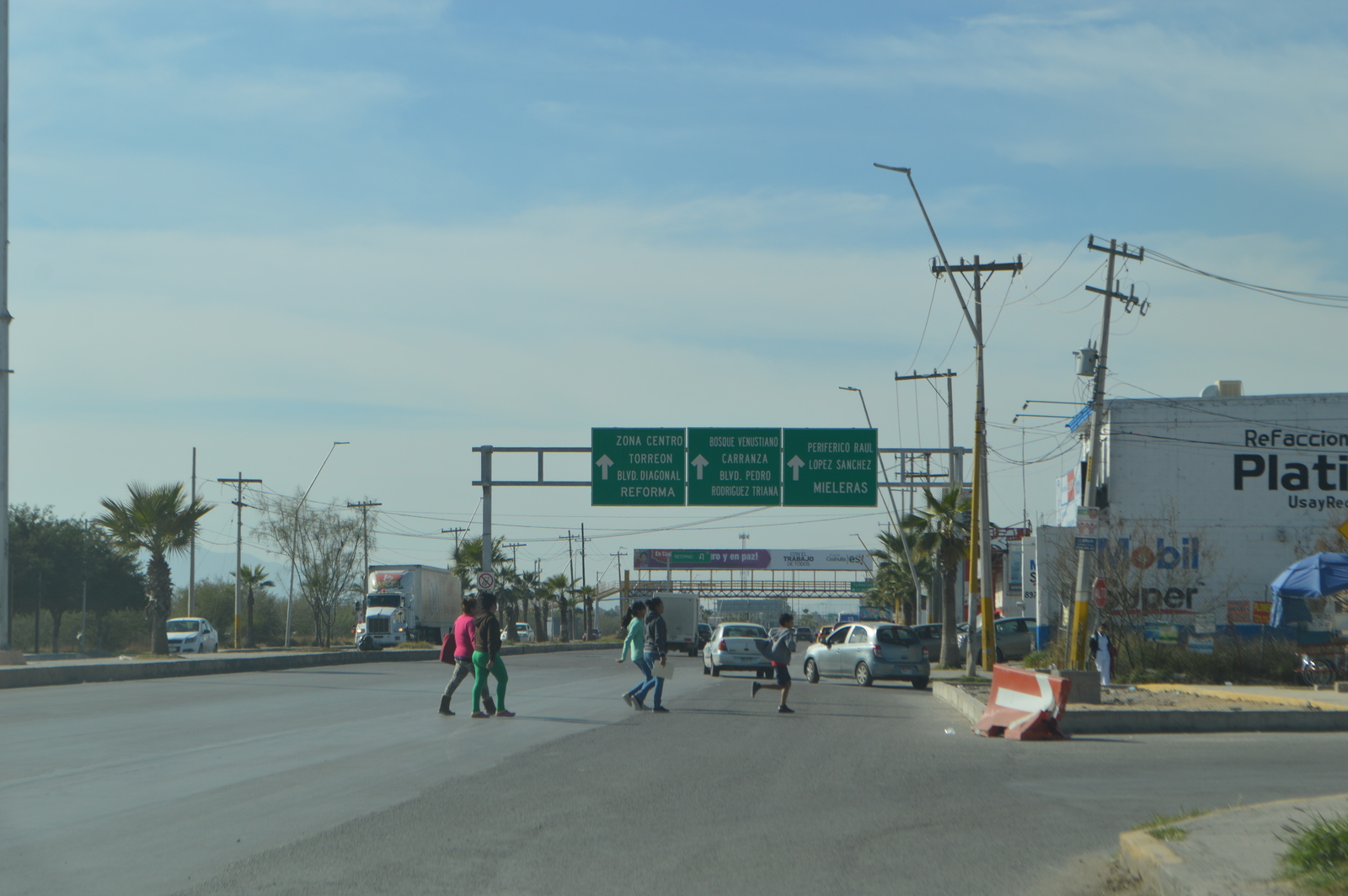 Riesgos. Exigen que para el próximo año se instale un paso seguro de peatones sobre la carretera Torreón-Matamoros. (ROBERTO ITURRIAGA)