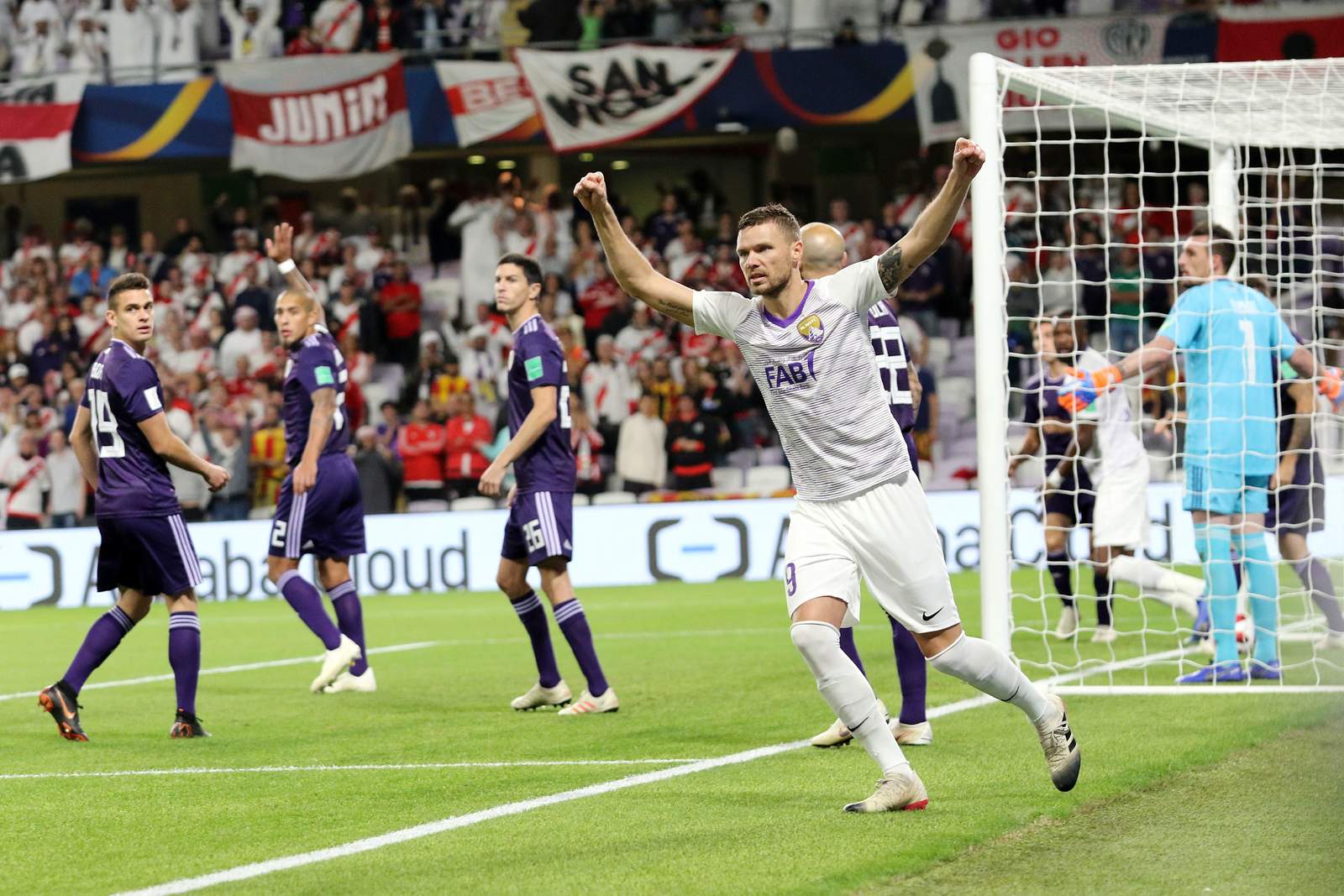 Marcus Berg festeja su gol, el primero del Al Ain en el partido ante River Plate por el Mundial de Clubes 2018.