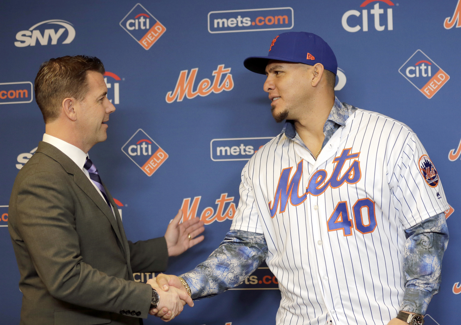 El gerente general de los Mets de Nueva York, Brodie Van Wagenen, estrecha la mano del receptor Wilson Ramos durante la presentación del cátcher venezolano, que firmó por dos años con la novena neoyorquina.