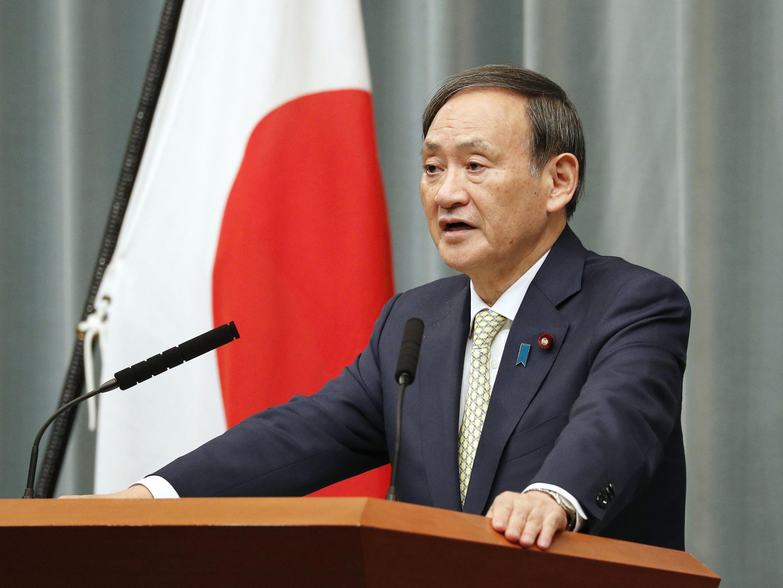 Programa. El secretario en jefe del gabinete japonés, Yoshihde Suga, informó detalles del nuevo programa de defensa. (AP)
