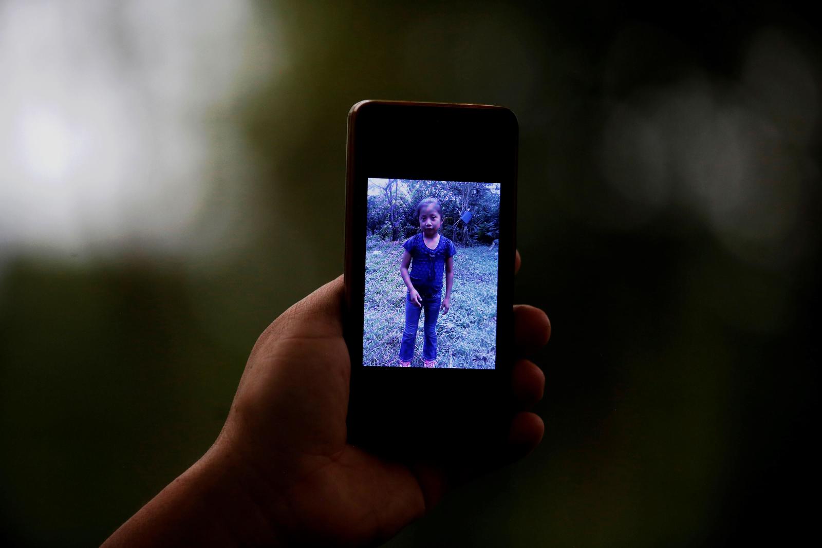 Imagen. Un familiar de la niña guatemalteca Jakelin, quien murió en la frontera de EU, muestra una fotografía de la menor. (EFE)