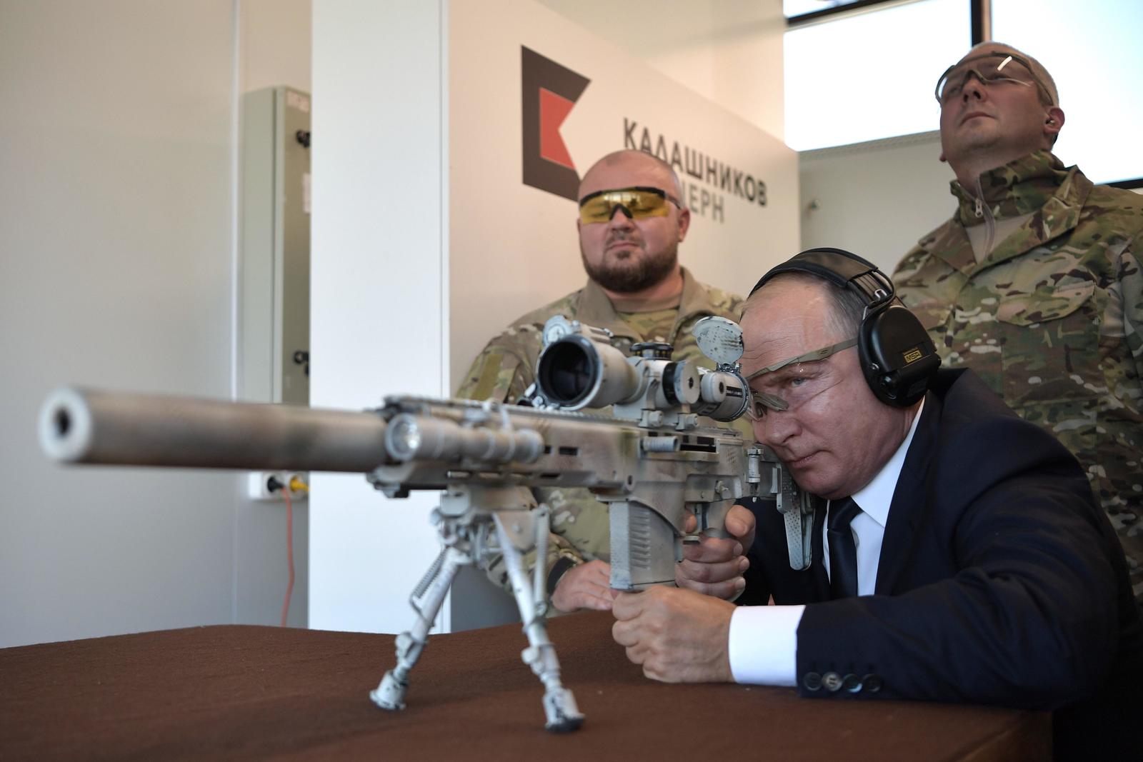Prueba. El presidente Vladímir Putin, prueba un rifle de francotirador durante una ceremonia de las Fuerzas Armadas. (EFE)