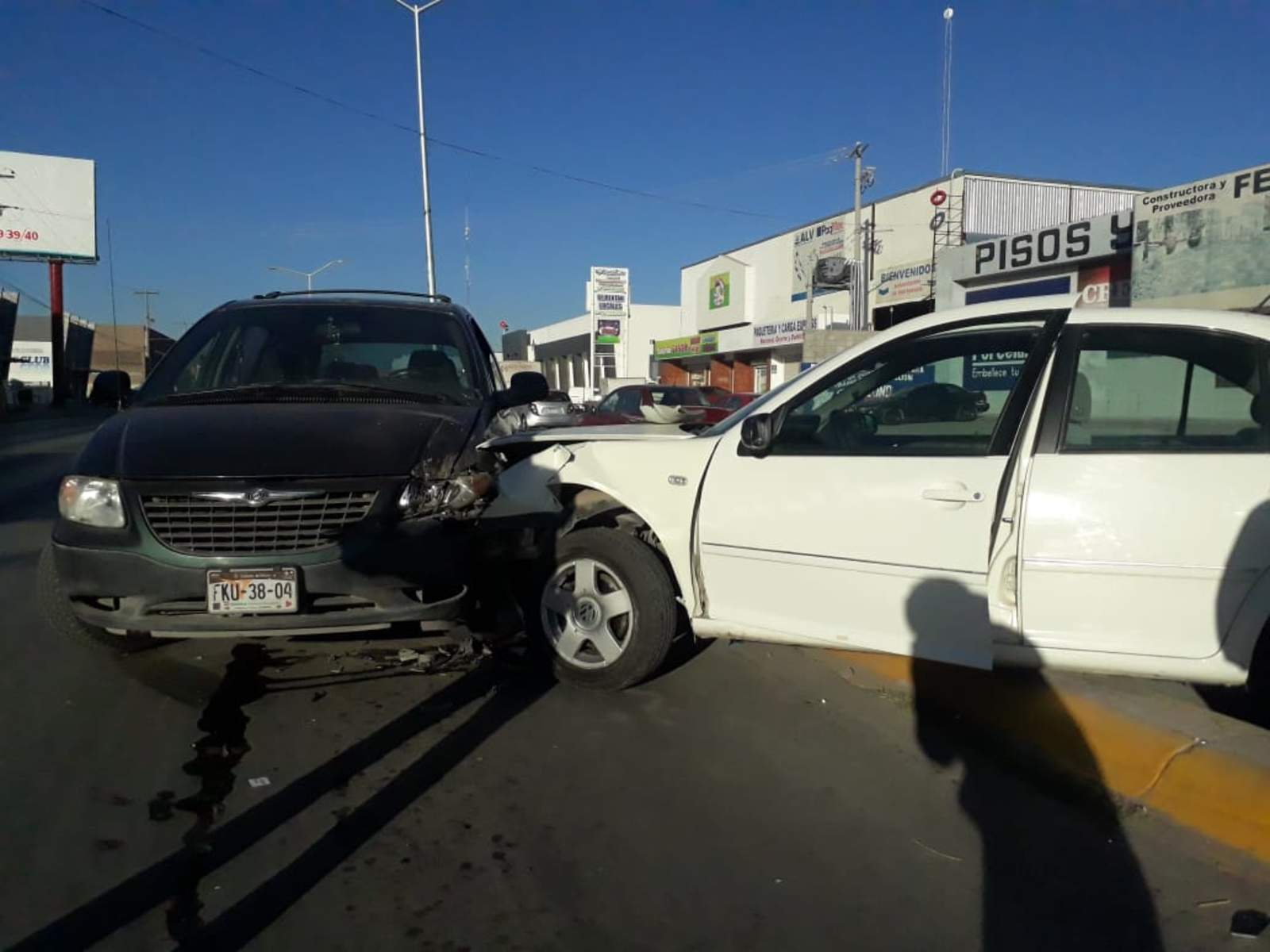La unidad no respetó el rojo del semáforo en la avenida Juárez y se impactó contra un Volkswagen Jetta de color blanco que circulaba de oriente a poniente, el cual se proyectó contra una camioneta Voyager verde que estaba en parada momentánea sobre los carriles contrarios. (EL SIGLO DE TORREÓN) 