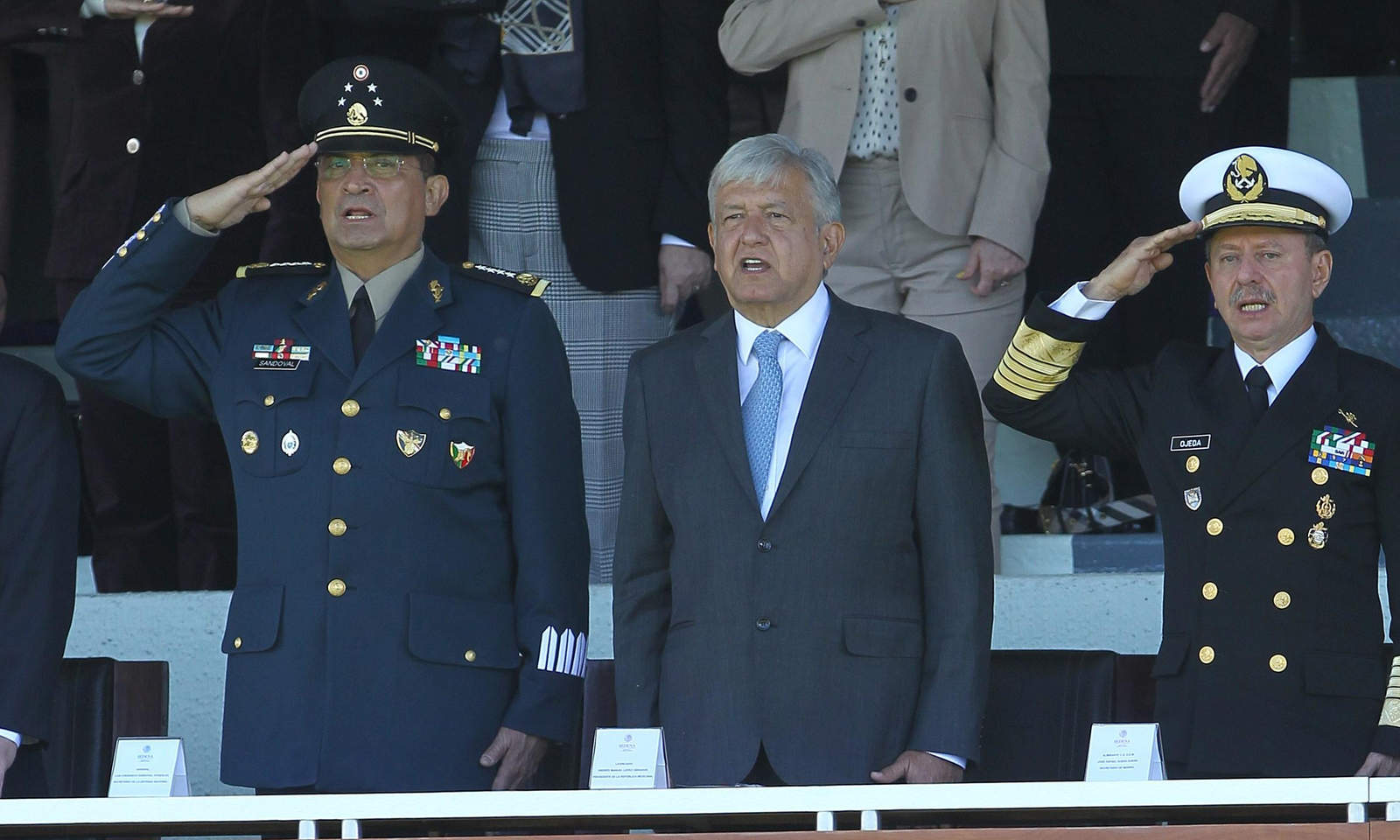 El presidente de México, Andrés Manuel López Obrador (c), acompañado del secretario de Defensa Nacional, general Luis Cresencio Sandoval (i), y el secretario de Marina, almirante José Rafael Ojeda Durán. (ARCHIVO)