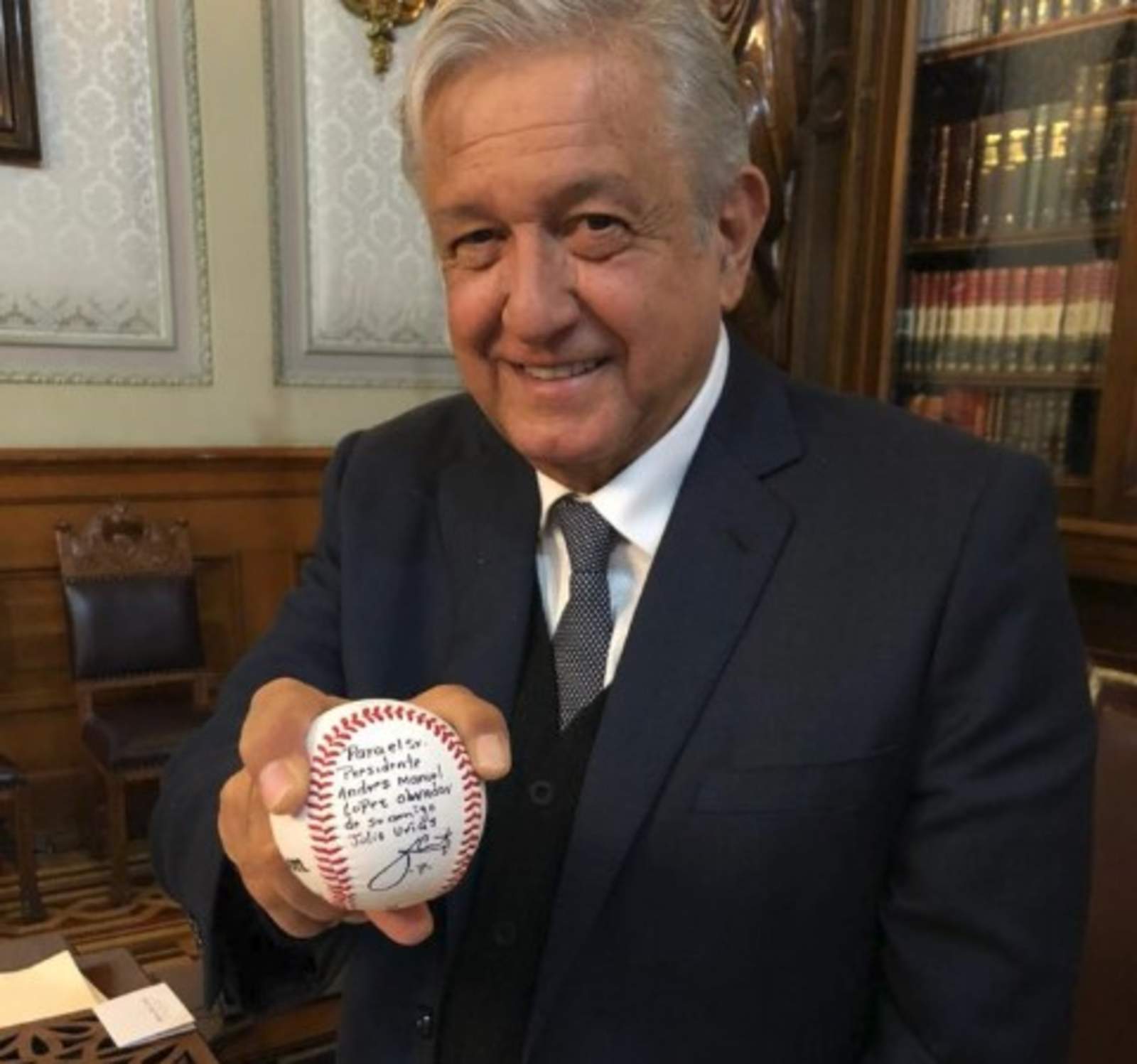 En esta ocasión, el lanzador de los Dodgers, Julio Urías, le envió una pelota firmada al presidente de México. (ESPECIAL)