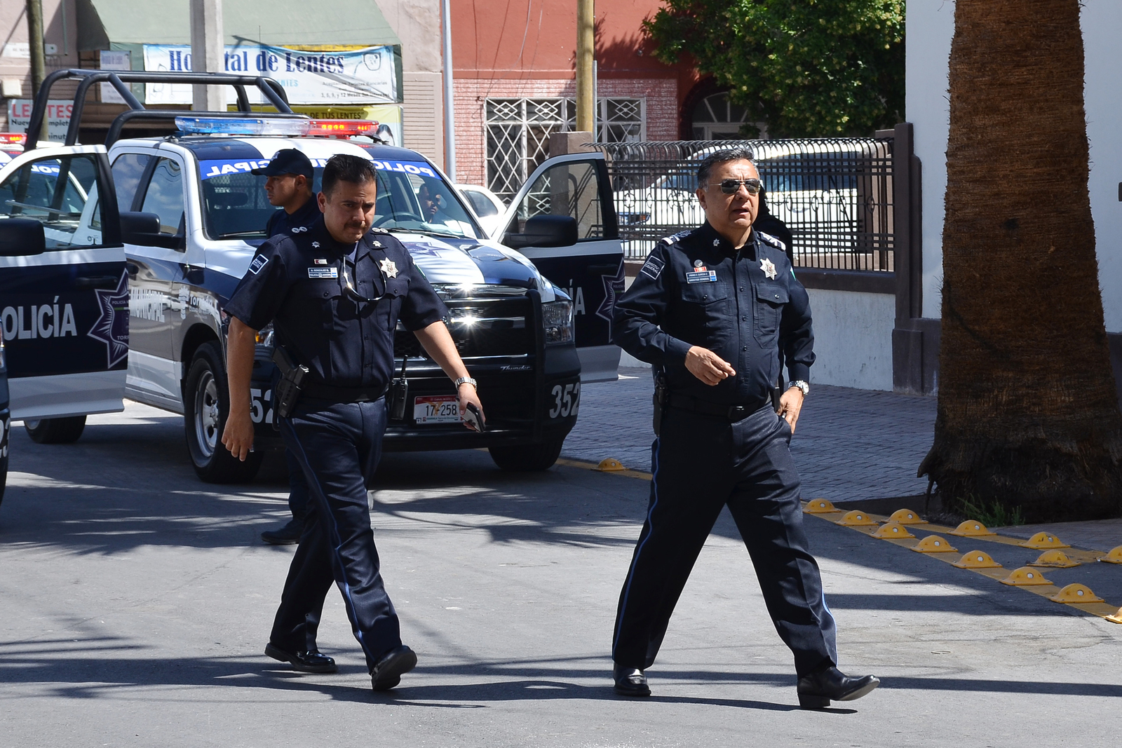 Relevo. Alejandro González Cruz, (izquierda), director Operativo de la DSPM se queda al frente de la corporación policiaca. Su nombramiento como director será ratificado por el Cabildo. (EL SIGLO DE TORREÓN)