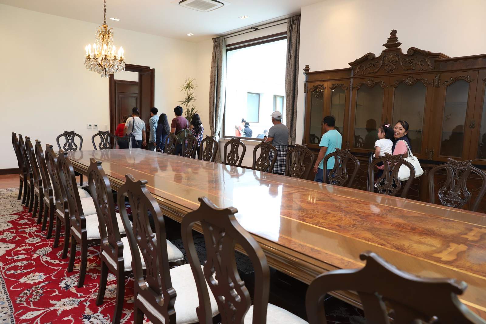 El presidente Andrés Manuel López Obrador aseguró que en la ex residencia oficial de Los Pinos, al parecer, faltan algunas obras de arte, pinturas y muebles, pero pidió no hacer un escándalo y esperar a la revisión que su gobierno hace al patrimonio de los mexicanos. (EL UNIVERSAL)