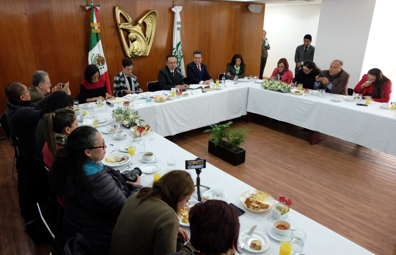 No absorberá a los 53 millones de mexicanos afiliados al Seguro Popular, solo a una parte a través de IMSS Bienestar. (TWITTER)