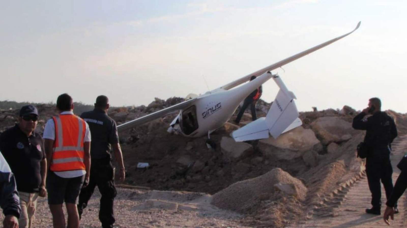 En un comunicado, la dependencia precisó que la aeronave cayó en terrenos de la empresa Calizas Industriales del Carmen (Calica), cerca de Punta Venado. (ESPECIAL)