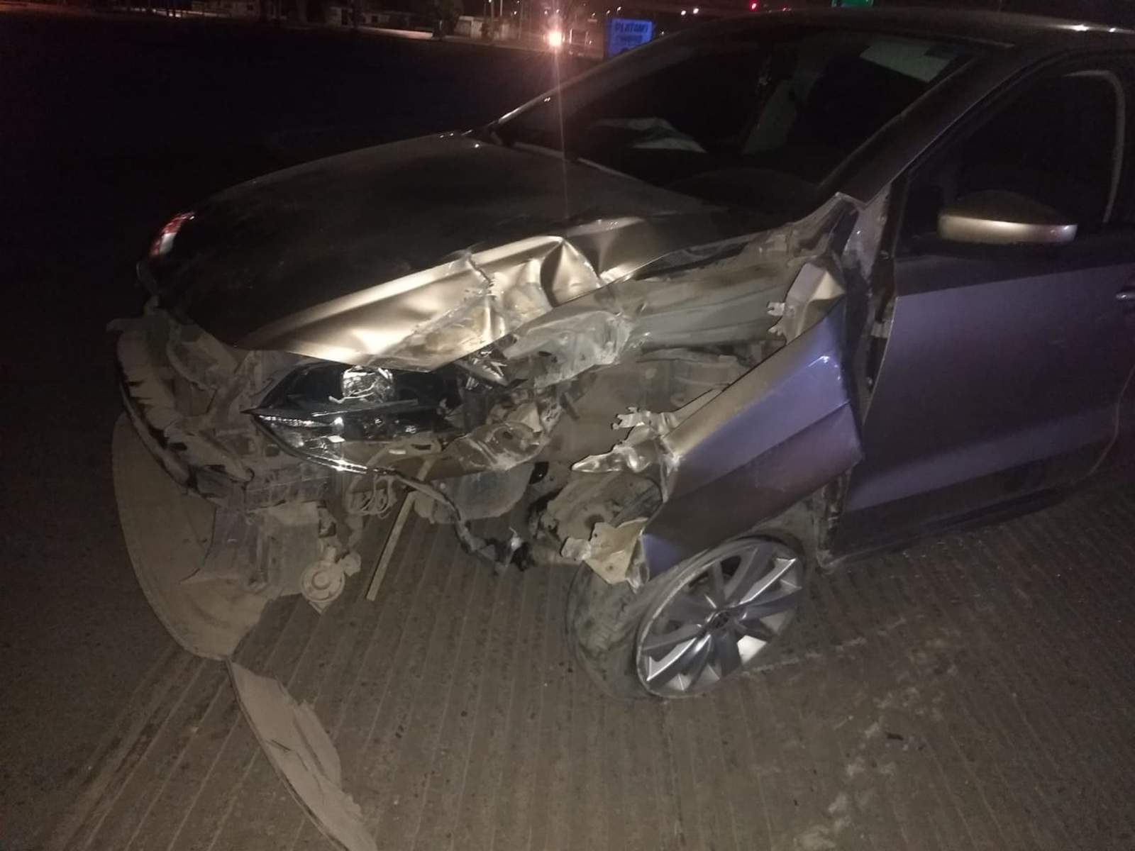 Un conductor abandonó su vehículo tras impactarse contra un poste de concreto en la colonia Valle Oriente de la ciudad de Torreón. (EL SIGLO DE TORREÓN)