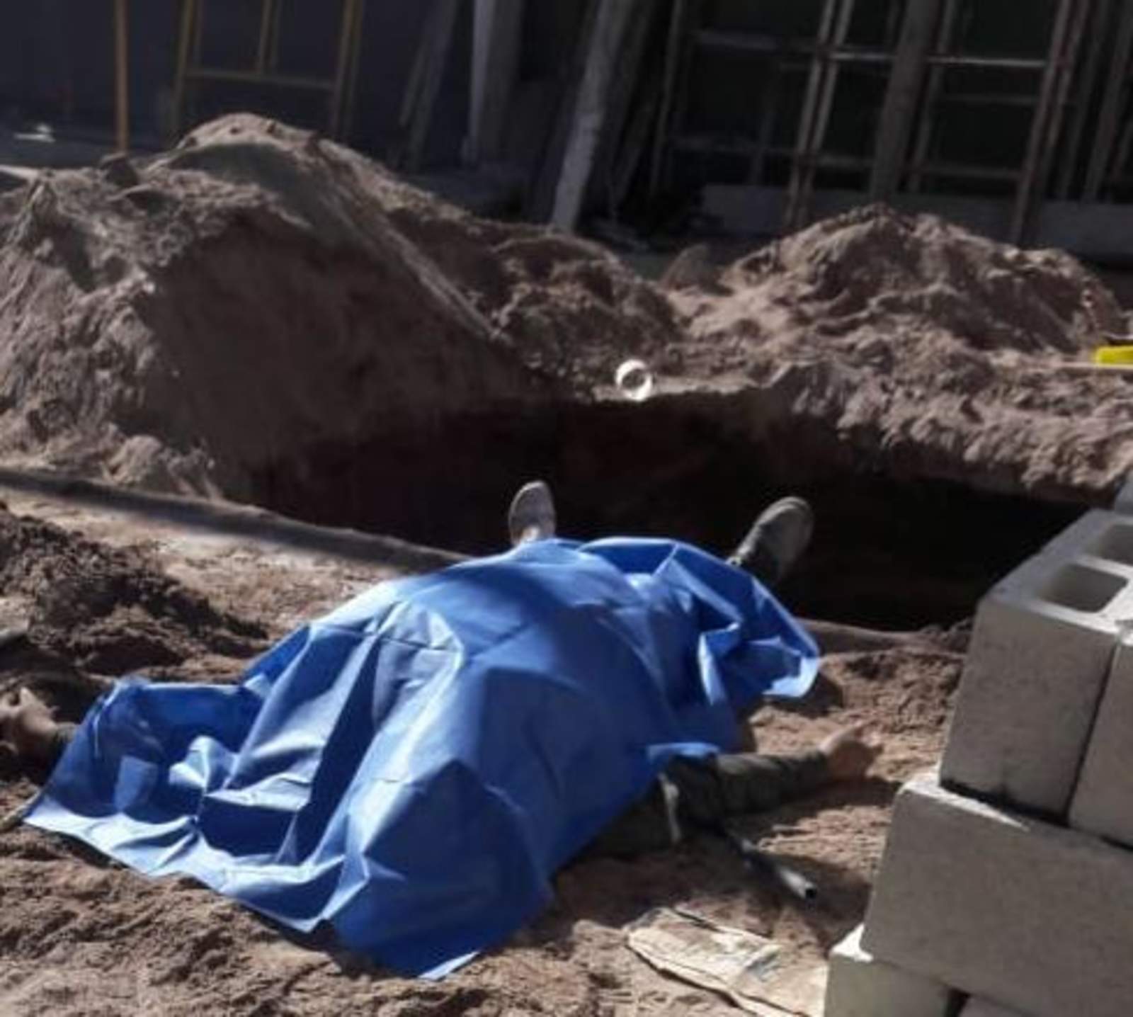El trabajador falleció luego de que le cayera la tierra encima y lo dejara sepultado. (EL SIGLO DE TORREÓN) 