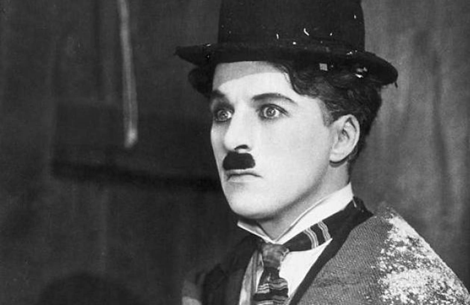 Chaplin perfeccionó un estilo personal de interpretación, derivado del payaso de circo y del mimo, al combinar la elegancia acrobática, la expresividad del gesto y la elocuencia facial, con un sentido del ritmo impecable. (ESPECIAL)