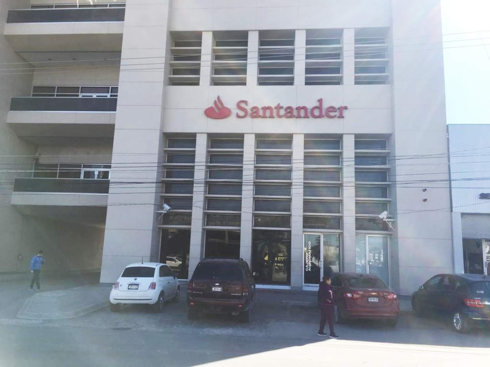 Los hechos ocurrieron en la sucursal Santander ubicada sobre el bulevar Independencia, a unos metros del Sistema Vial Centenario. (EL SIGLO DE TORREÓN) 