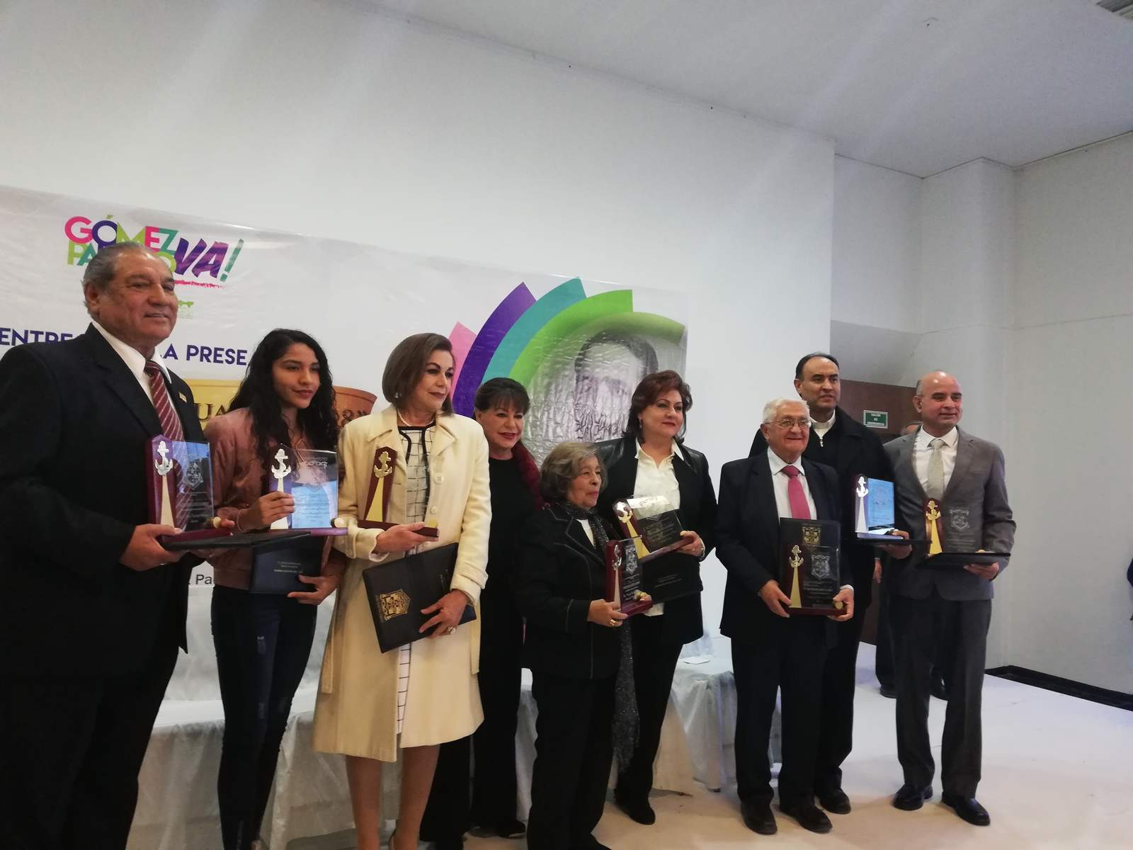 La entrega de estos reconocimientos fue para de las actividades para conmemorar el 113 aniversario de que Gómez Palacio fue elevada al rango de ciudad, y estuvo a cargo de la alcaldesa Leticia Herrera Ale. (EL SIGLO DE TORREÓN)