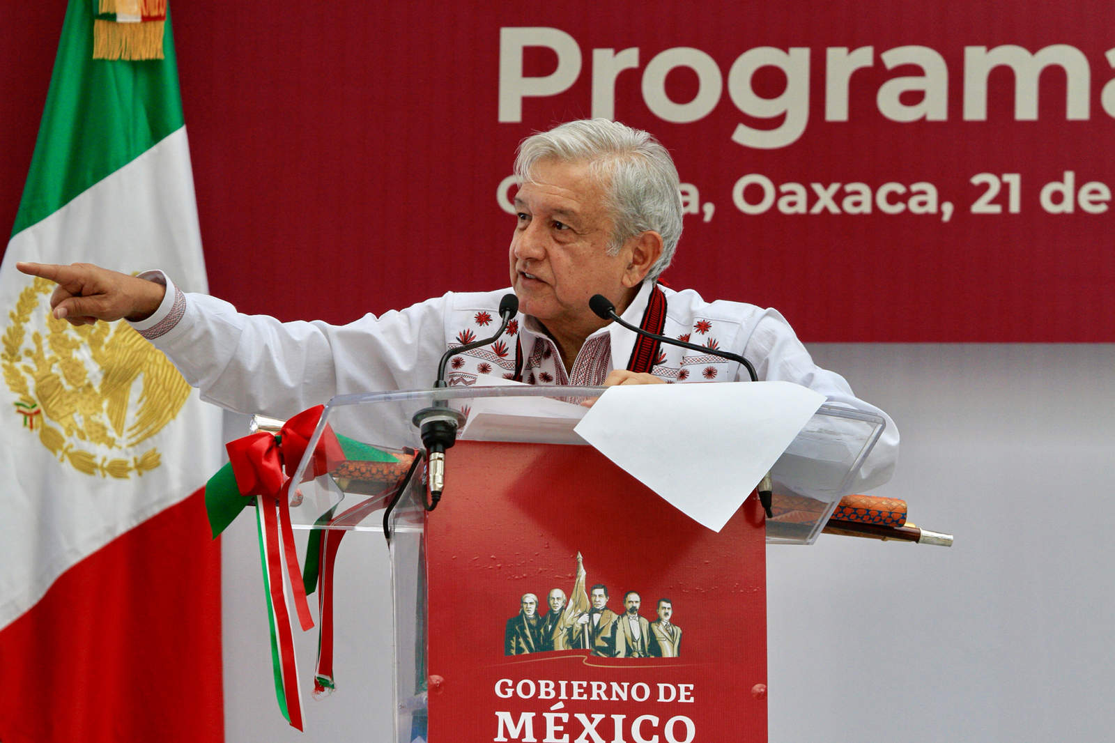 El presidente López Obrador dijo que se destinarán apoyos como nunca en beneficio de los pueblos originarios. (NOTIMEX)