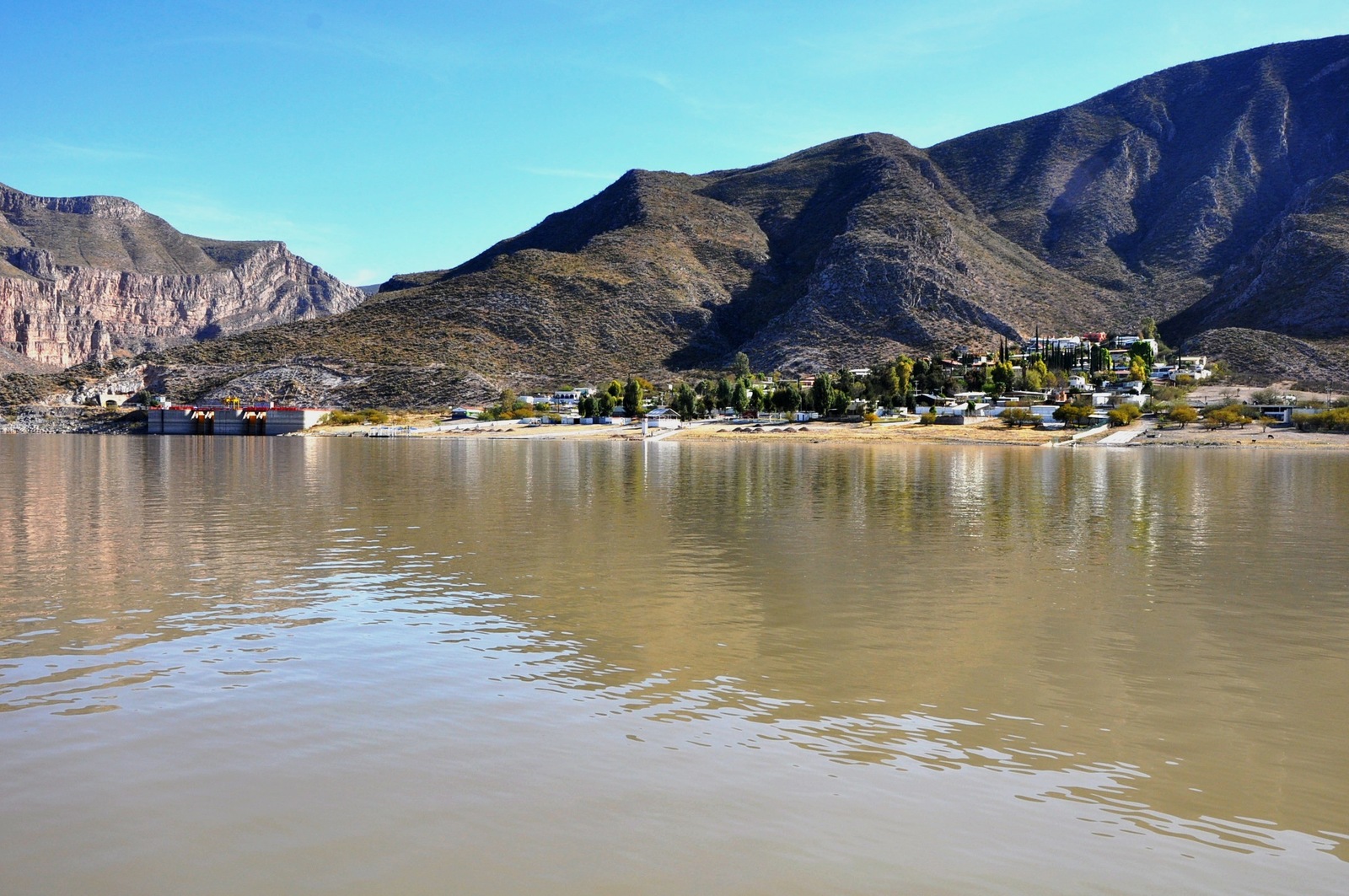 Acciones. Habitantes de comunidades rurales aledañas, limpian y deshierban los márgenes del río en el Cañón de Fernández.