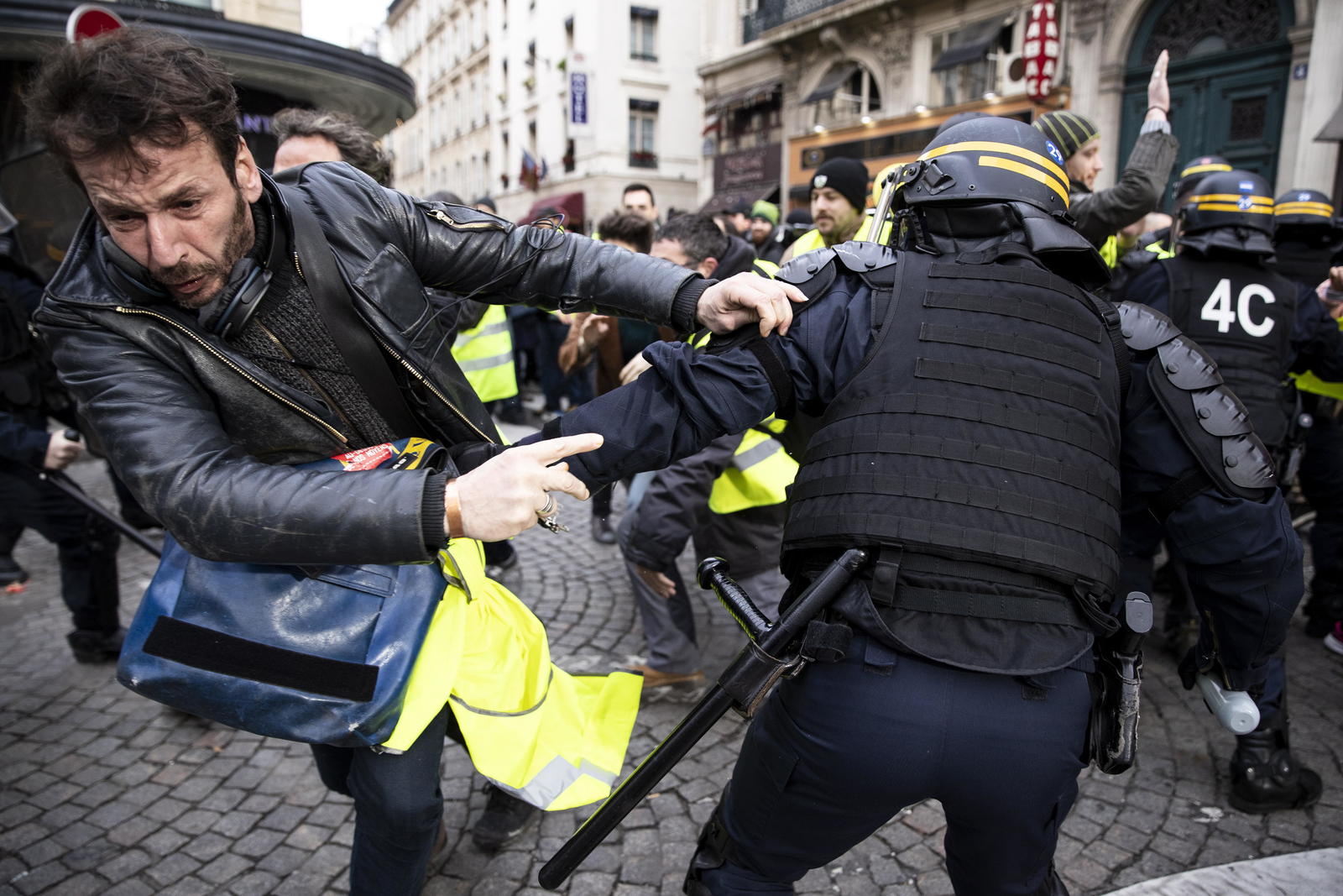Reacción. Ayer más de mil doscientos granaderos fueron desplegados en la capital francesa.