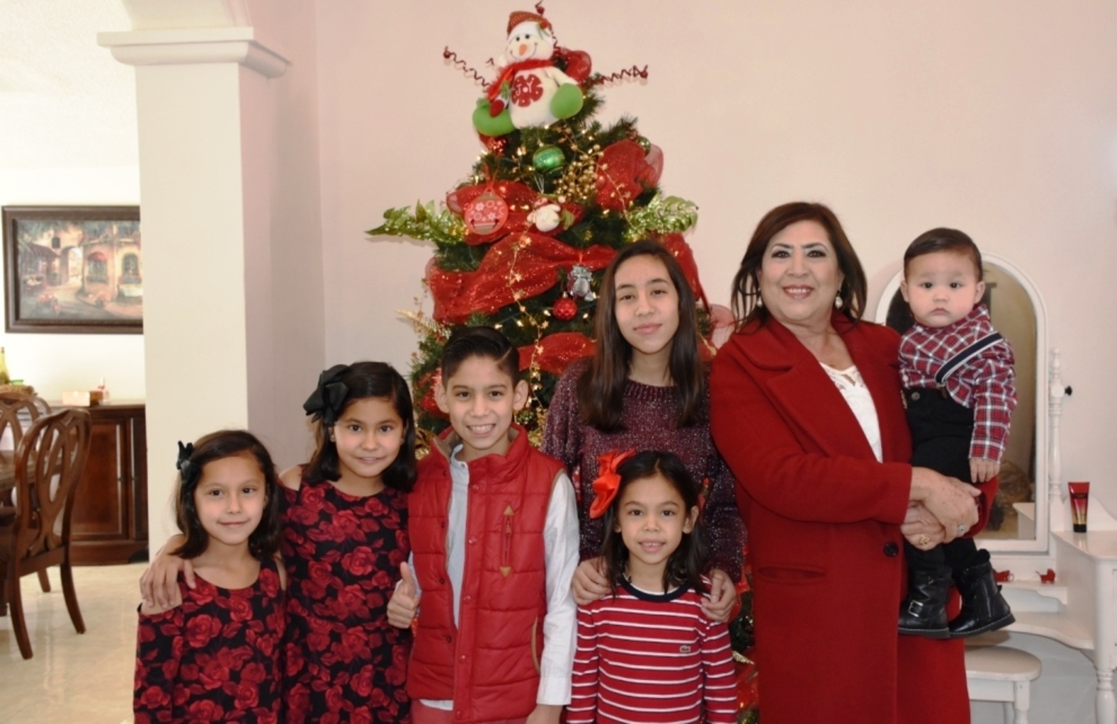 Mensaje. La alcaldesa, María Luisa González Achem da mensaje navideño a familias lerdenses acompañada de sus nietos.