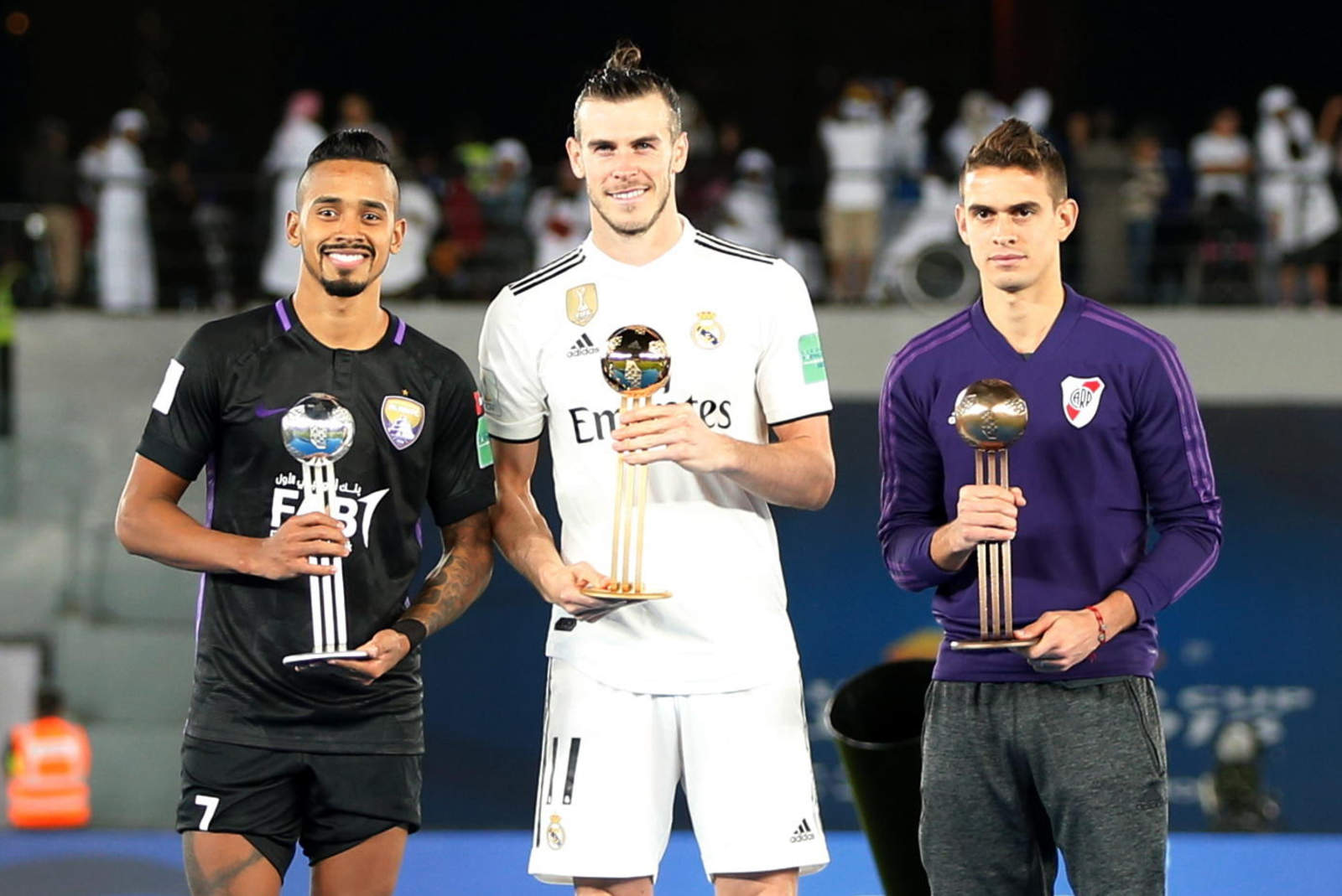 Gareth Bale fue reconocido como el Balón de Oro del Mundial de Clubes; junto a él Caio (i) y Santos Borré (d).
