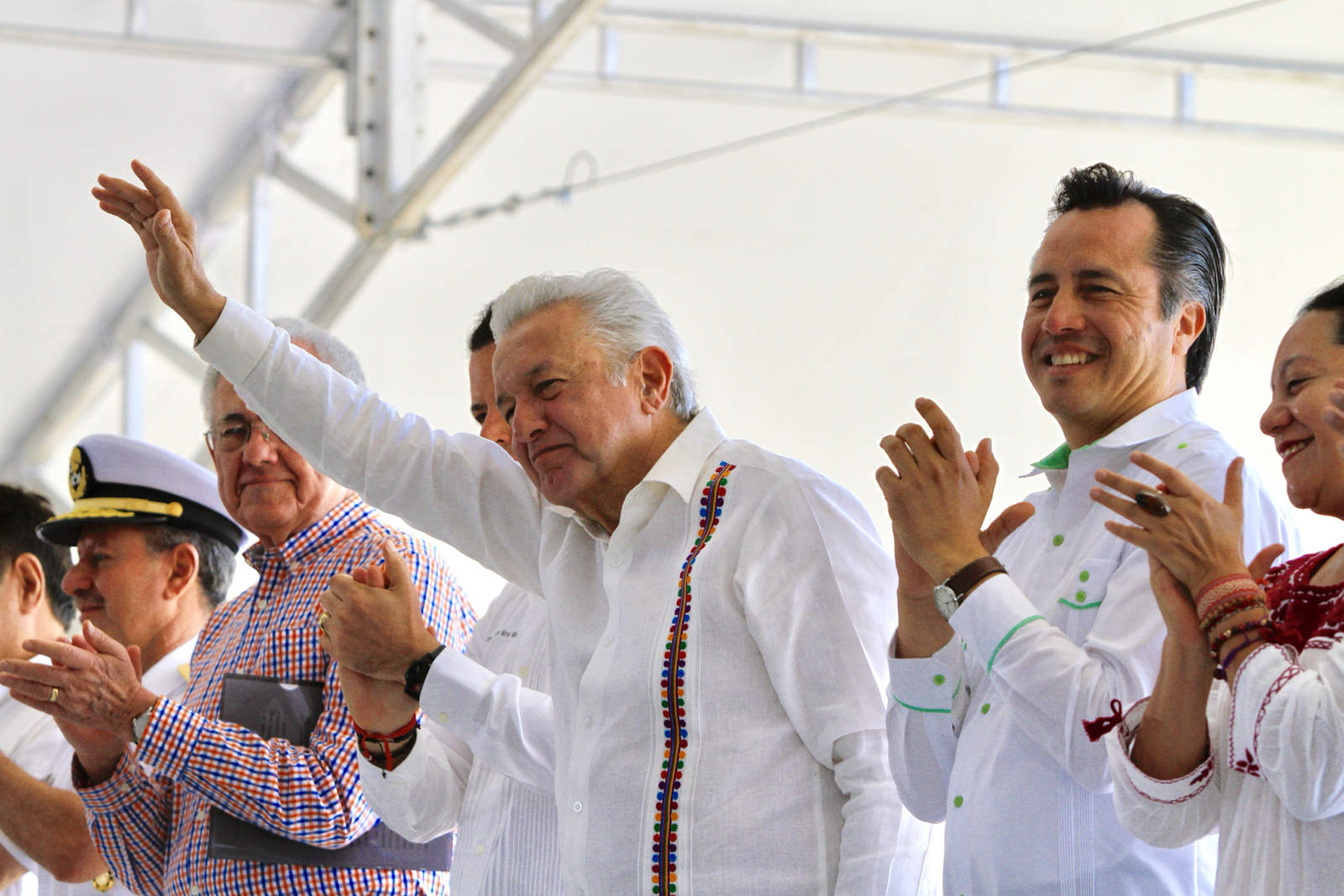 El presidente de México, Andrés Manuel López Obrador, y el gobernador de Veracruz, Cuitláhuac García, durante la presentación del Sistema Intermodal Transístmico de Doble Estiba.